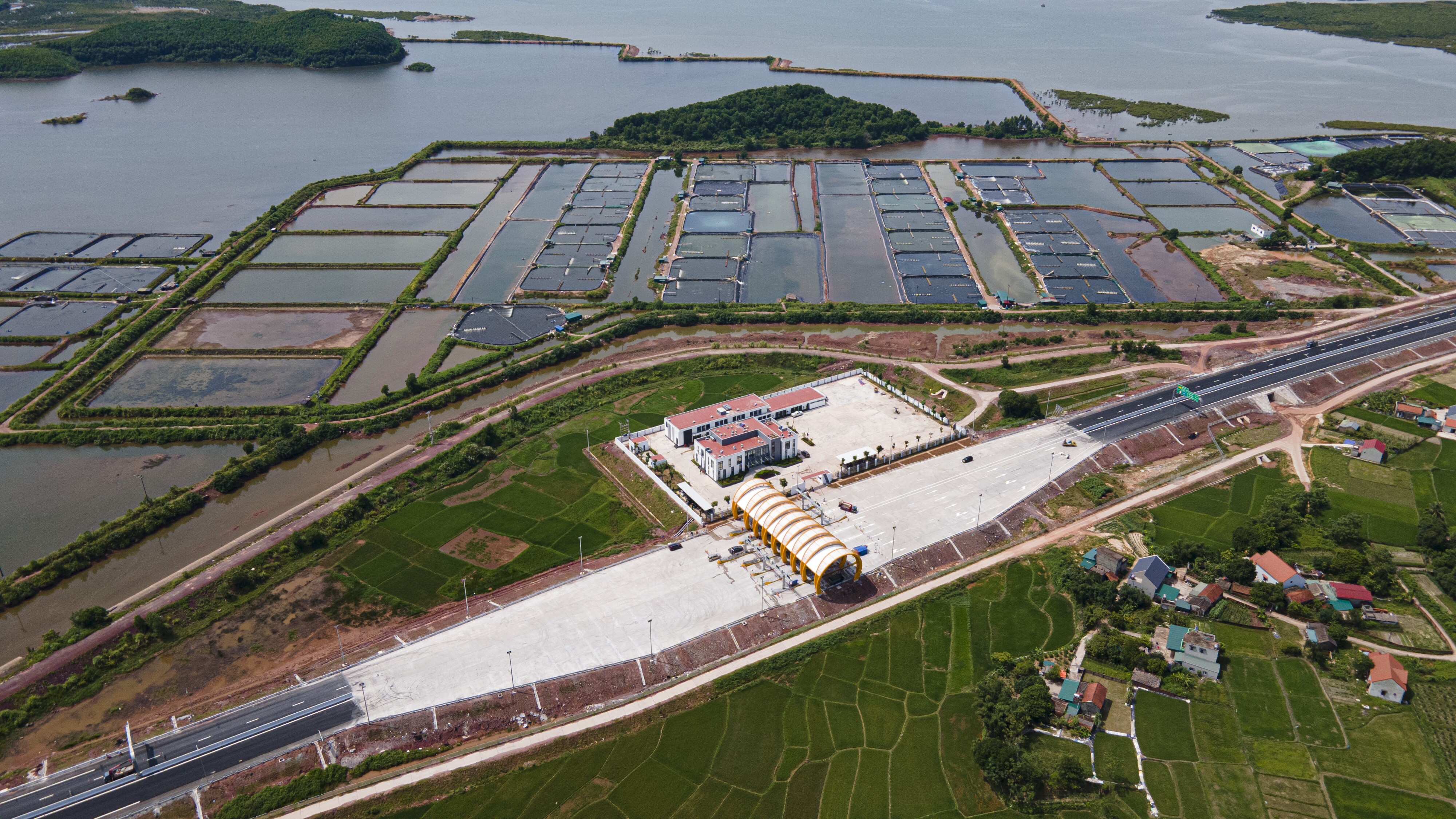 Trạm thu ph&iacute; Ti&ecirc;n Y&ecirc;n nh&igrave;n từ tr&ecirc;n cao.