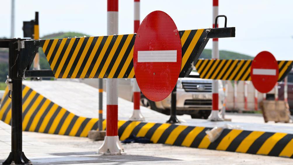 Việc thu ph&iacute; sử dụng dịch vụ đường bộ đối với đường &ocirc; t&ocirc; cao tốc Ti&ecirc;n Y&ecirc;n - M&oacute;ng C&aacute;i được thực hiện theo phương thức thu ph&iacute; k&iacute;n v&agrave; triển khai thu ph&iacute; theo h&igrave;nh thức kh&ocirc;ng dừng (ETC). To&agrave;n bộ c&aacute;c trang thiết bị, camera gi&aacute;m s&aacute;t... đ&atilde; được lắp đặt ho&agrave;n thiện để sẵn s&agrave;ng đưa v&agrave;o khai th&aacute;c.