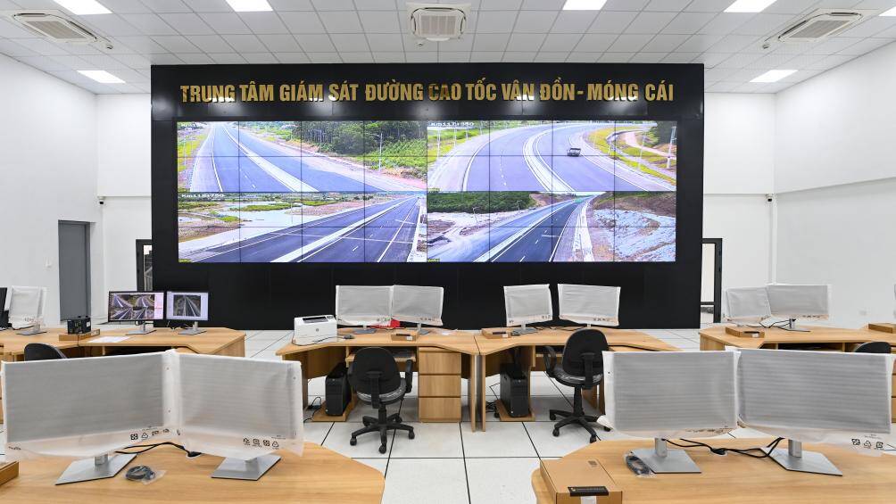 Tại nh&agrave; điều h&agrave;nh Ti&ecirc;n Y&ecirc;n, hệ thống giao th&ocirc;ng th&ocirc;ng minh ITS được trang bị hiện đại với 66 camera CCTV gi&aacute;m s&aacute;t tr&ecirc;n to&agrave;n bộ 63km của tuyến, ghi h&igrave;nh li&ecirc;n tục 24/24h trong mọi điều khiển thời tiết.