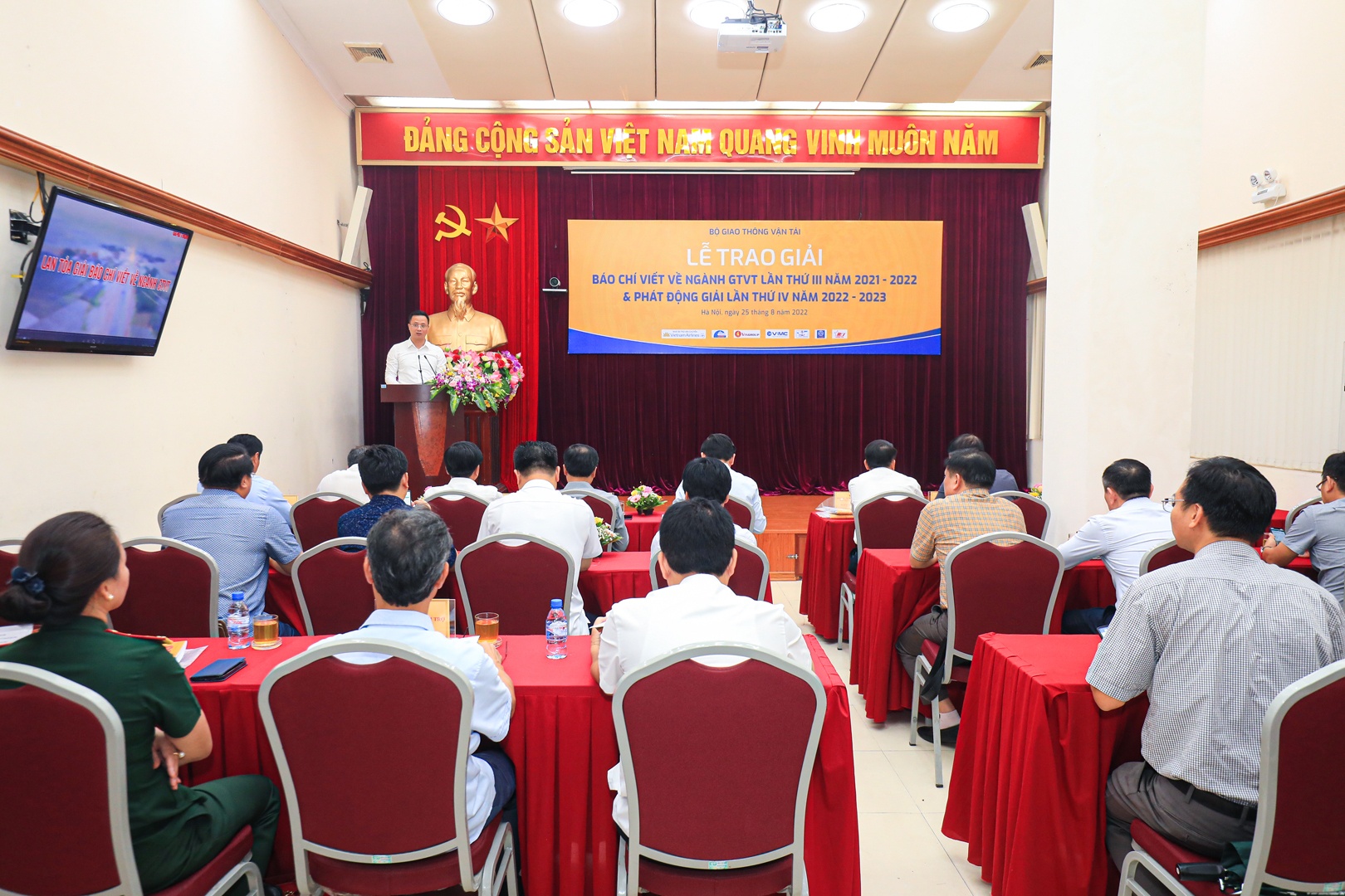Quang cảnh Lễ trao giải B&aacute;o ch&iacute; viết về ng&agrave;nh GTVT lần thứ III năm 2021 - 2022 v&agrave; Ph&aacute;t động Giải lần thứ IV năm 2022 - 2023