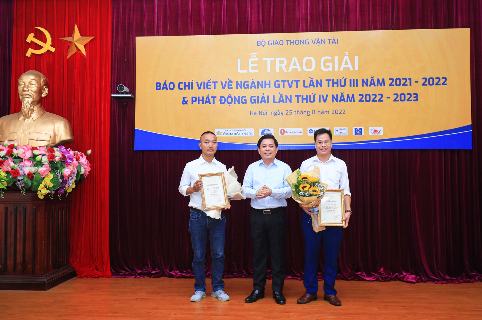 Bộ trưởng Bộ GTVT Nguyễn Văn Thể trao giải Nhất cho nhóm tác giả Báo Giao thông và Báo Tuổi trẻ với 2 loạt b&agrave;i d&agrave;i kỳ gồm: &ldquo;Luật ngầm&rdquo; nơi cửa khẩu; Thể loại: điều tra (B&aacute;o Giao th&ocirc;ng) v&agrave; Hầm Hải V&acirc;n - Chuyện chưa kể đ&agrave;o con hầm d&agrave;i nhất Việt Nam; Thể loại: Ph&oacute;ng sự (B&aacute;o Tuổi Trẻ)