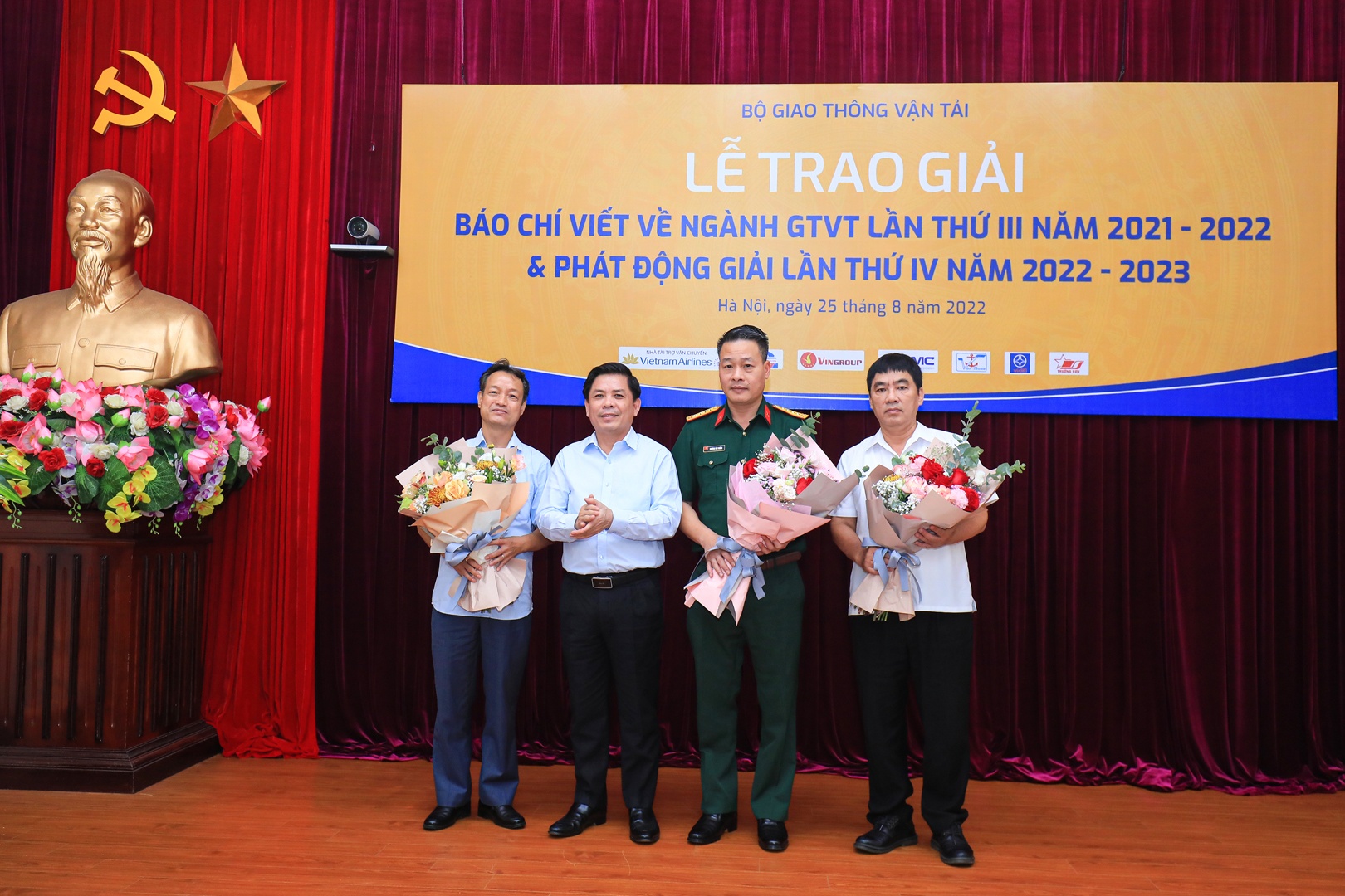 Bộ trưởng Nguyễn Văn Thể tăng hoa tri ân đại diện các nhà tài trợ đồng hành với Giải Báo chí viết về ngành GTVT. Bộ trưởng cũng cho biết, th&agrave;nh c&ocirc;ng của cuộc thi thể hiện sự quan t&acirc;m của c&aacute;c t&aacute;c giả, nh&agrave; b&aacute;o, cơ quan b&aacute;o ch&iacute; đối với sự ph&aacute;t triển của ng&agrave;nh GTVT. Tất cả những b&agrave;i b&aacute;o đều phản &aacute;nh thực tế, thực trạng ph&aacute;t triển của hạ tầng giao th&ocirc;ng, từ đ&oacute;, đề xuất giải ph&aacute;p để khắc phục hạn chế, g&oacute;p phần chung tay c&ugrave;ng Bộ GTVT tạo n&ecirc;n hệ thống giao th&ocirc;ng tốt nhất, phục vụ ph&aacute;t triển KT-XH