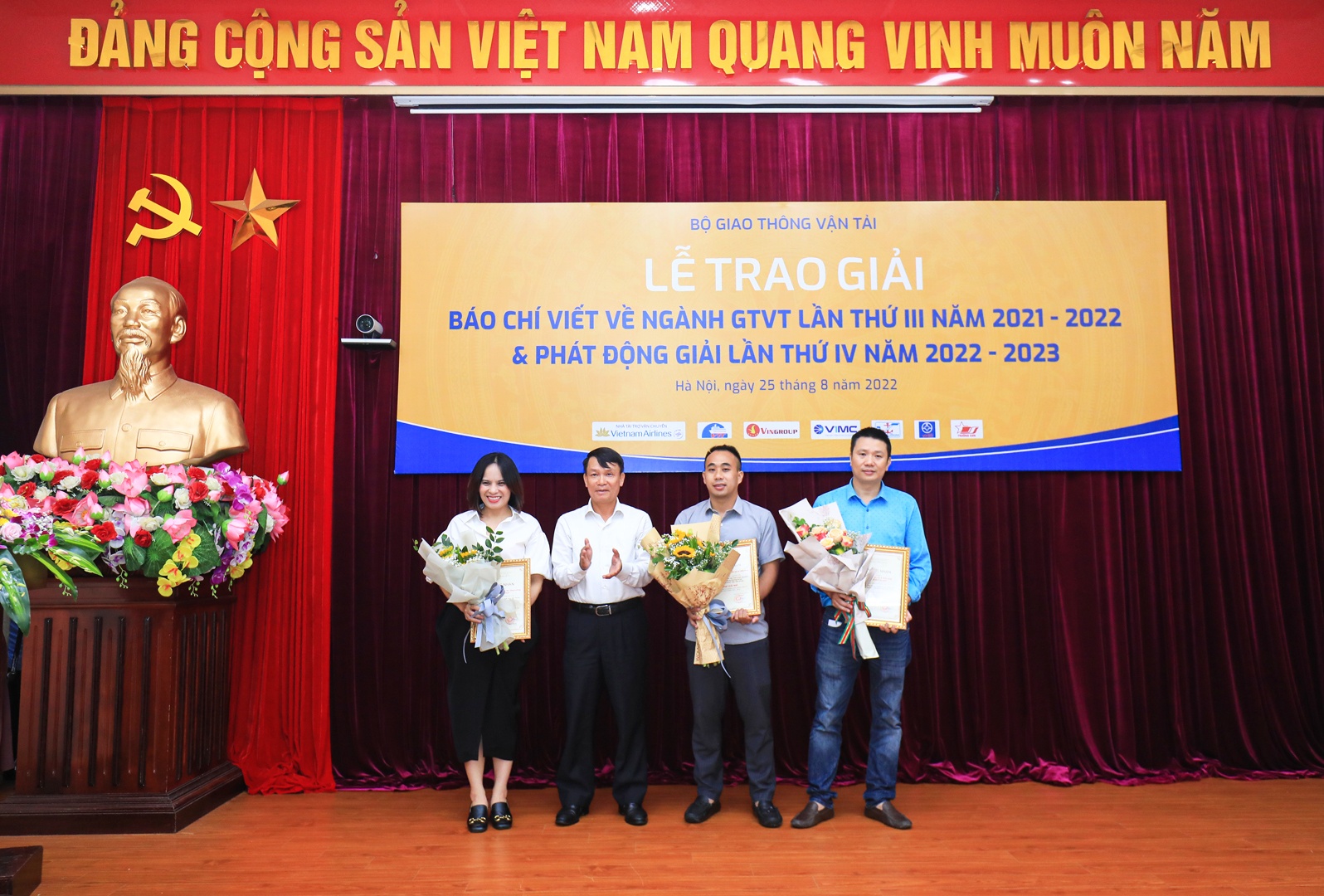 Điểm nhấn đ&aacute;ng ch&uacute; &yacute; của năm nay l&agrave; nhiều t&aacute;c phẩm ph&oacute;ng sự, ghi ch&eacute;p, điều tra được đầu tư c&ocirc;ng phu về chất lượng nội dung, kh&ocirc;ng chỉ n&ecirc;u thực trạng m&agrave; c&ograve;n chỉ r&otilde; được những hạn chế, bất cập, yếu k&eacute;m v&agrave; đề xuất những giải ph&aacute;p c&oacute; t&iacute;nh thuyết phục cao, th&ocirc;ng qua những th&ocirc;ng tin ghi nhận, điều tra từ ch&iacute;nh hơi thở thực tế của c&aacute;c ph&oacute;ng vi&ecirc;n, nh&agrave; b&aacute;o. Trong ảnh, &ocirc;ng Nguyễn Đức Lợi, Phó Chủ tịch thường trực Hội Nhà báo Việt Nam trao giải Nhì cho các tác giả, nhóm tác giả