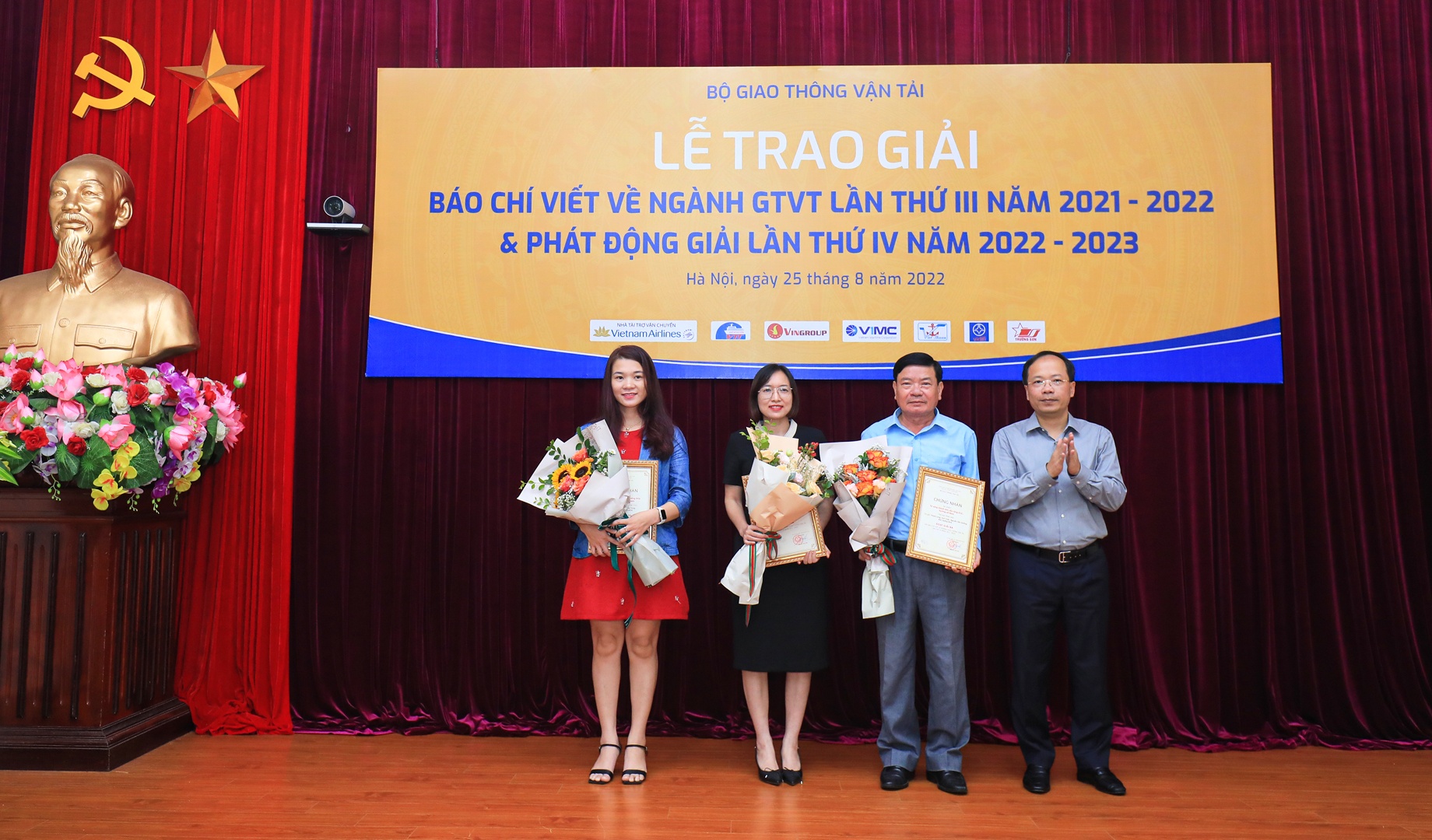 Chủ đề li&ecirc;n quan đến đầu tư kết cấu hạ tầng, kết nối GTVT, nhất l&agrave; c&aacute;c đề t&agrave;i về đại c&ocirc;ng trường cao tốc Bắc &ndash; Nam tiếp tục chiếm số lượng t&aacute;c phẩm lớn trong năm nay v&agrave; c&oacute; nhiều t&aacute;c phẩm được đ&aacute;nh gi&aacute; cao về chất lượng nội dung. Trong ảnh, Thứ trưởng Bộ GTVT Nguyễn Duy Lâm trao giải Ba cho các tác giả, nhóm tác giả