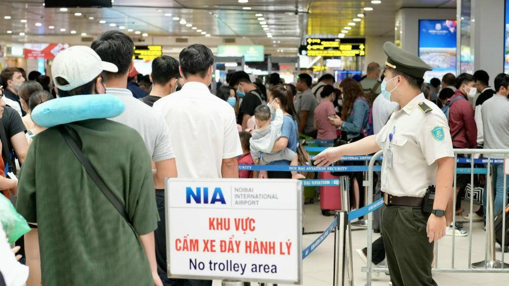 Cảng HKQT Nội B&agrave;i tăng cường số lượng nh&acirc;n vi&ecirc;n kiểm so&aacute;t an ninh h&agrave;ng kh&ocirc;ng tại tất cả c&aacute;c khu vực, đặc biệt tại c&aacute;c khu vực trọng yếu.