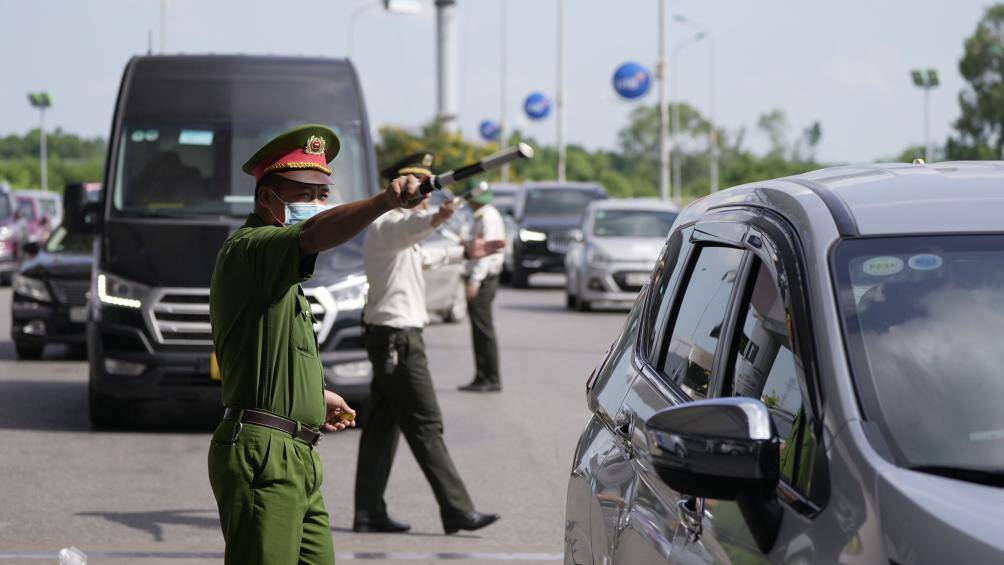Cảng cũng khuyến kh&iacute;ch h&agrave;nh kh&aacute;ch trải nghiệm c&aacute;c phương tiện vận tải c&ocirc;ng cộng thay v&igrave; sử dụng phương tiện c&aacute; nh&acirc;n đưa đ&oacute;n để giảm &aacute;p lực l&ecirc;n s&acirc;n đỗ &ocirc; t&ocirc; tại Nh&agrave; ga h&agrave;nh kh&aacute;ch Nội B&agrave;i; Hạn chế người th&acirc;n đưa tiễn để giảm &aacute;p lực tại nh&agrave; ga, tạo luồng đi lại th&ocirc;ng tho&aacute;ng cho h&agrave;nh kh&aacute;ch.