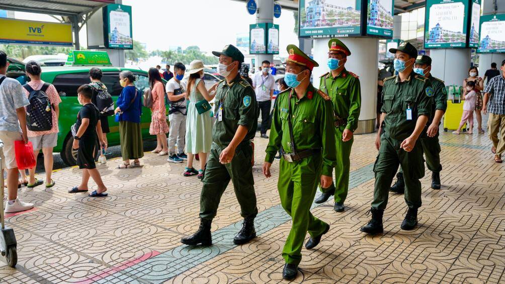 Lực lượng kiểm so&aacute;t an ninh h&agrave;ng kh&ocirc;ng, bảo vệ tổ chức bổ sung 20% qu&acirc;n số so với k&iacute;p trực th&ocirc;ng thường để trực sẵn s&agrave;ng l&agrave;m nhiệm vụ.
