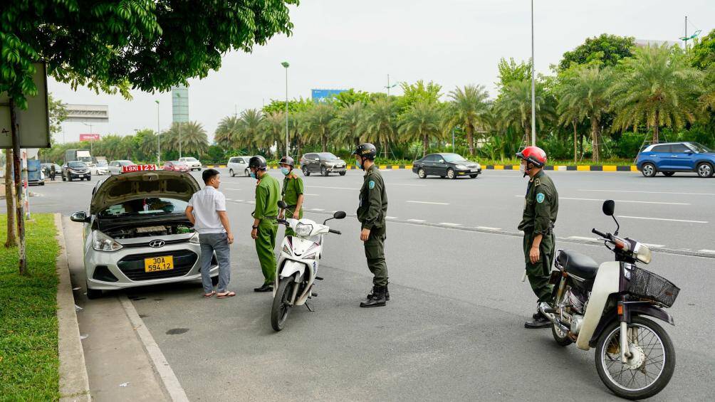 Lực lượng An ninh cơ động phối hợp với SBQT Nội B&agrave;i tuần tra, kiểm so&aacute;t c&aacute;c khu vực trọng điểm, xử l&yacute; c&aacute;c phương tiện dừng, đỗ kh&ocirc;ng đ&uacute;ng quy định.