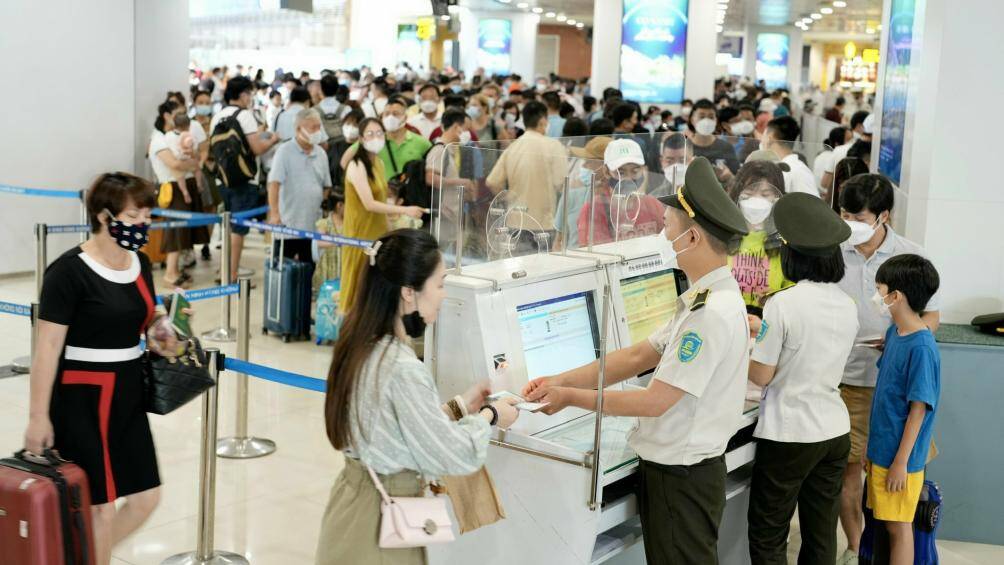 H&agrave;nh kh&aacute;ch được khuyến c&aacute;o chuẩn bị đầy đủ giấy tờ t&ugrave;y th&acirc;n; Đọc kỹ c&aacute;c quy định của h&atilde;ng h&agrave;ng kh&ocirc;ng về c&aacute;c y&ecirc;u cầu vận chuyển; kh&ocirc;ng mang c&aacute;c vật cấm theo quy định của ng&agrave;nh h&agrave;ng kh&ocirc;ng; Gắn name tag, viết t&ecirc;n, số điện thoại của m&igrave;nh hoặc c&aacute;c dấu hiệu dễ nhận biết l&ecirc;n h&agrave;nh l&yacute;, c&aacute;c th&ugrave;ng xốp, th&ugrave;ng c&aacute;t-t&ocirc;ng để dễ d&agrave;ng khi nhận lại, đồng thời tr&aacute;nh việc bị kh&aacute;ch kh&aacute;c cầm nhầm.