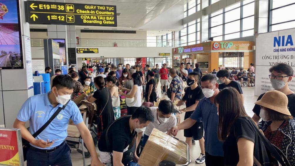 Tin từ Cảng HKQT Nội B&agrave;i, dịp Lễ Quốc kh&aacute;nh 2/9/2022 được nghỉ 4 ng&agrave;y li&ecirc;n tục từ 1/9 đến hết ng&agrave;y 4/9/2022 v&agrave; trước khi học sinh bước v&agrave;o năm học mới hứa hẹn sẽ l&agrave; một dịp cao điểm của c&aacute;c chuyến bay nội địa. Theo t&iacute;nh to&aacute;n, sản lượng bay nội địa sẽ tăng so với ng&agrave;y thưởng khoảng 20%, dự kiến ng&agrave;y cao nhất đạt mức 80 ng&agrave;n lượt kh&aacute;ch/ng&agrave;y, cao hơn c&ugrave;ng kỳ trước dịch Covid-19 (đợt 2/9/2019, sản lượng bay nội địa ng&agrave;y cao nhất chỉ đạt 50 ng&agrave;n lượt kh&aacute;ch), tuy nhi&ecirc;n nếu so với đợt cao điểm b&ugrave;ng nổ của dịp h&egrave; vừa qua th&igrave; mức sản lượng n&agrave;y vẫn c&ograve;n thấp hơn khoảng 15%.