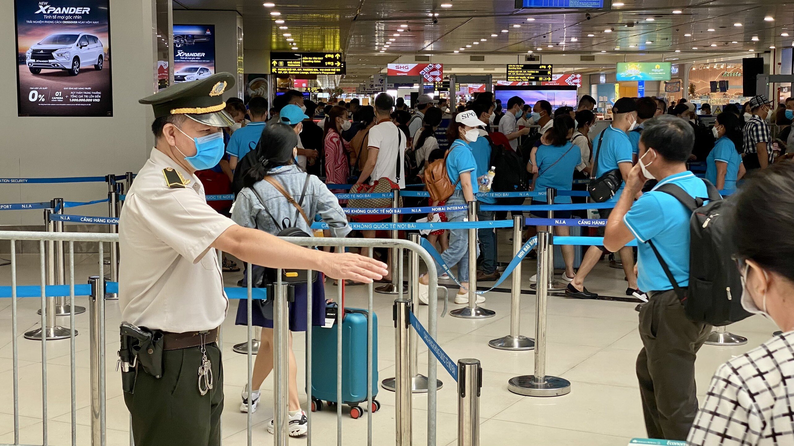 Mặc d&ugrave; kh&ocirc;ng tăng cao như dịp nghỉ h&egrave; vừa rồi, song c&aacute;c đơn vị trực thuộc Cảng đều chủ động sẵn s&agrave;ng mọi phương &aacute;n ứng ph&oacute;, chủ động x&acirc;y dựng c&aacute;c kế hoạch chi tiết của từng đơn vị, đảm bảo b&aacute;m s&aacute;t t&igrave;nh h&igrave;nh thực tế tại Cảng. Tăng cường phối hợp với Đồn C&ocirc;ng an SBQT Nội B&agrave;i ph&acirc;n l&agrave;n giao th&ocirc;ng c&aacute;c khu vực luồng ra v&agrave;o nh&agrave; ga.