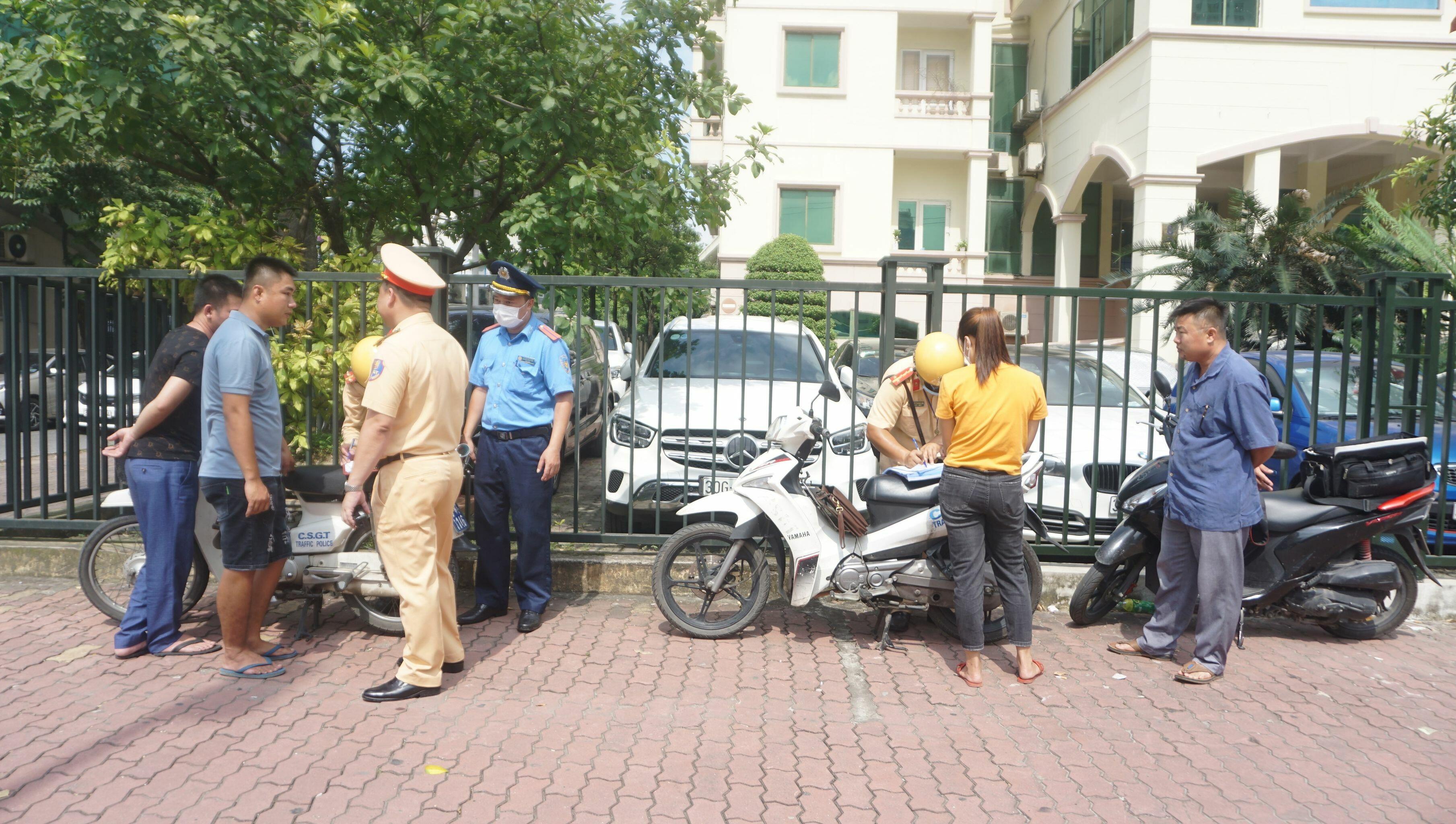 Ngo&agrave;i ra, tr&ecirc;n địa b&agrave;n đơn vị quản l&yacute; c&oacute; bến xe Mỹ Đ&igrave;nh v&agrave; tuyến cửa ng&otilde; Thủ đ&ocirc; n&ecirc;n t&igrave;nh h&igrave;nh giao th&ocirc;ng rất phức tạp. Do đ&oacute; lực lượng CSGT đ&atilde; bố tr&iacute; c&aacute;n bộ, chiến sỹ h&oacute;a trang, mật phục ghi h&igrave;nh c&aacute;c xe vi phạm để xử l&yacute;.