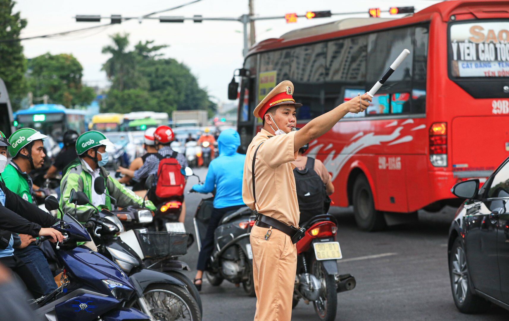 Lực lượng CSGT lu&ocirc;n t&uacute;c trực, căng m&igrave;nh ph&acirc;n l&agrave;n giao th&ocirc;ng.