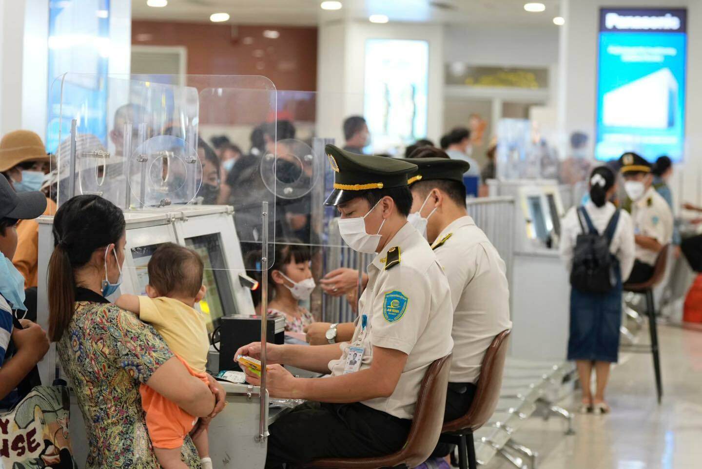 Lực lượng ANHK kiểm so&aacute;t giấy tờ tuỳ th&acirc;n của kh&aacute;ch đi t&agrave;u bay.
L&atilde;nh đạo Cảng HKQT Nội B&agrave;i khẳng định sẽ đảm bảo 100% h&agrave;nh kh&aacute;ch, h&agrave;nh l&yacute;, h&agrave;ng h&oacute;a, bưu gửi, đồ vật được kiểm tra, soi chiếu an ninh trước khi đưa v&agrave;o khu vực hạn chế, c&aacute;ch ly, l&ecirc;n t&agrave;u bay. Tăng tần suất kiểm tra trực quan ngẫu nhi&ecirc;n đối với h&agrave;nh kh&aacute;ch đ&atilde; qua cổng từ m&agrave; kh&ocirc;ng c&oacute; b&aacute;o động hay đối với h&agrave;nh l&yacute; x&aacute;ch tay, k&yacute; gửi qua m&aacute;y soi tia X m&agrave; kh&ocirc;ng c&oacute; h&igrave;nh ảnh nghi vấn.