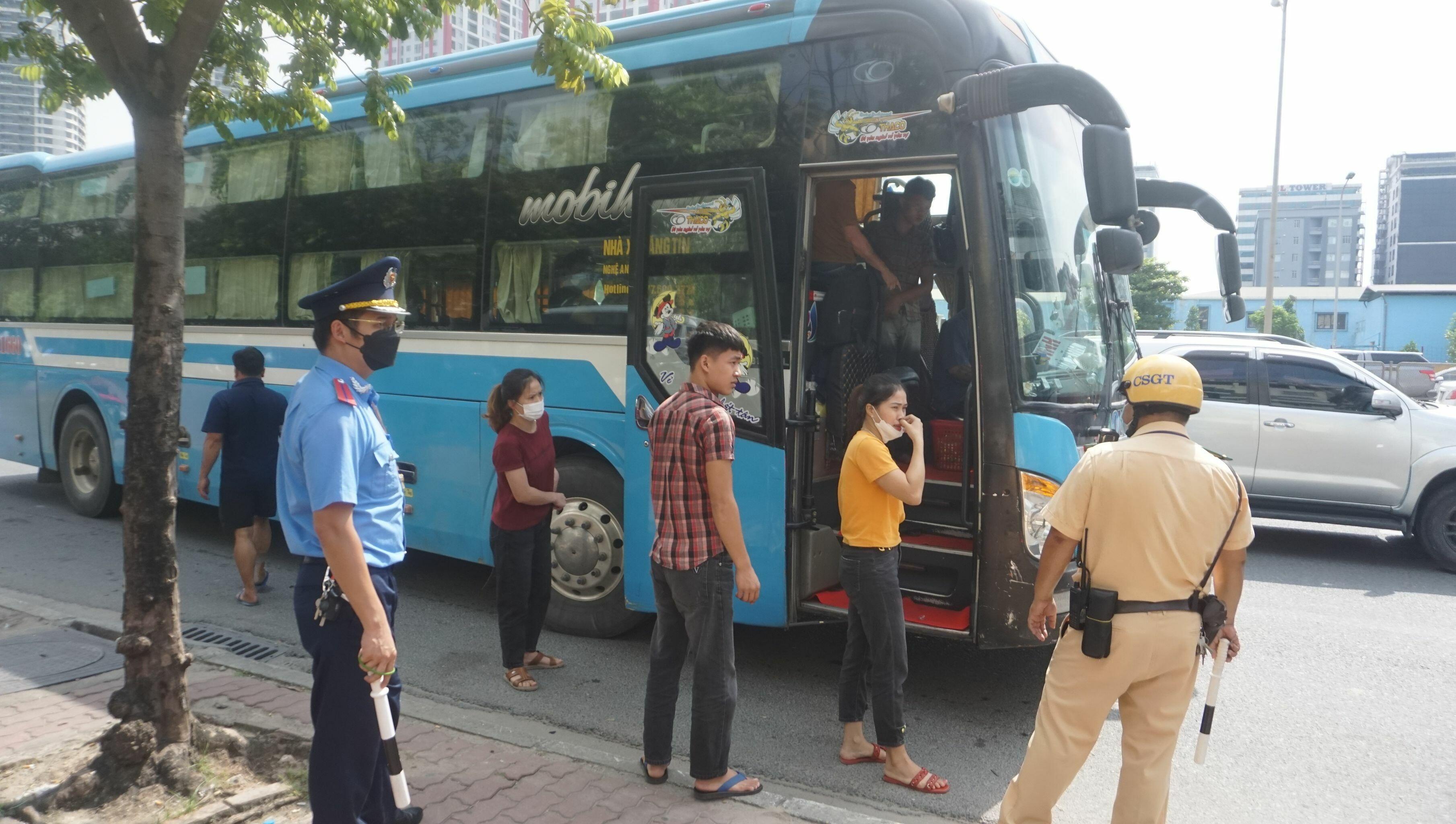 Trong s&aacute;ng 31/8, tại khu vực đường Phạm H&ugrave;ng, lực lượng Đội CSGT số 6 (Ph&ograve;ng CSGT H&agrave; Nội) v&agrave; TTGT đ&atilde; ph&aacute;t hiện, lập bi&ecirc;n bản nhiều trường hợp vi phạm giao th&ocirc;ng, trong đ&oacute; c&oacute; xe kh&aacute;ch chở qu&aacute; số người quy định, chạy sai tuyến, dừng đỗ tr&aacute;i quy định.