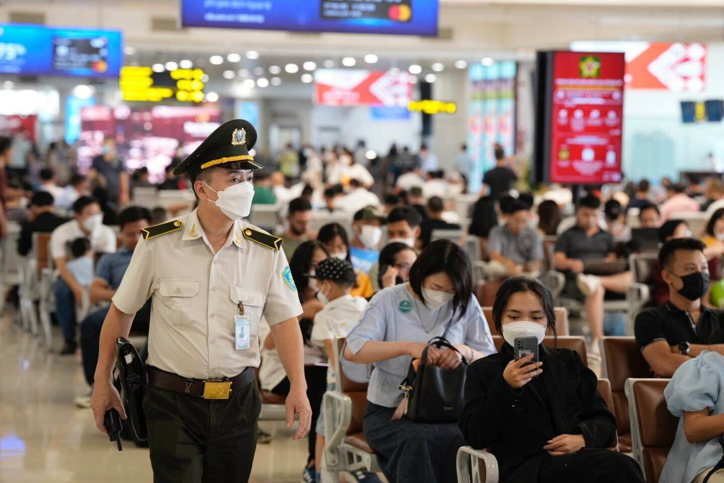 C&aacute;c khu vực c&aacute;ch ly, hạn chế, s&acirc;n đỗ t&agrave;u bay, s&acirc;n đỗ &ocirc; t&ocirc;, khu vực c&ocirc;ng cộng đều được tăng cường lực lượng ANHK tuần tra, gi&aacute;m s&aacute;t đảm bảo tuyệt đối ANTT, an ninh, an to&agrave;n h&agrave;ng kh&ocirc;ng tại c&ocirc;ng tr&igrave;nh trọng điểm an ninh quốc gia dịp Lễ Quốc kh&aacute;nh.