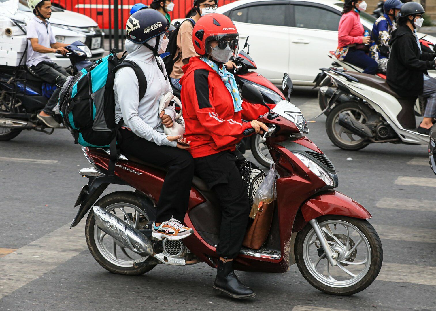 Nhiều người mang theo h&agrave;nh l&yacute; lỉnh kỉnh để về qu&ecirc; nh&agrave;