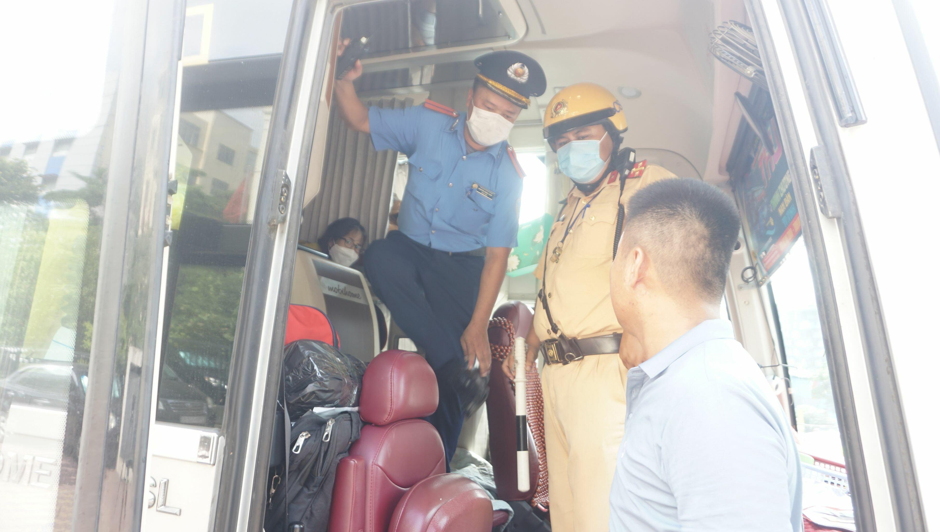 Thiếu t&aacute; Trần Quang Chinh, Đội ph&oacute; Đội CSGT đường bộ số 6 cho biết, năm nay, người d&acirc;n được nghỉ 4 ng&agrave;y n&ecirc;n nhu cầu về qu&ecirc;, đi du lịch rất lớn. Cụ thể, từ 6h s&aacute;ng nay, lượng phương tiện lưu th&ocirc;ng tr&ecirc;n tuyến Phạm Văn Đồng, Phạm H&ugrave;ng... tăng đột biến, Đội CSGT đường bộ số 6 đ&atilde; bố tr&iacute; 100% c&aacute;n bộ, chiến sỹ ứng trực đảm bảo giao th&ocirc;ng.