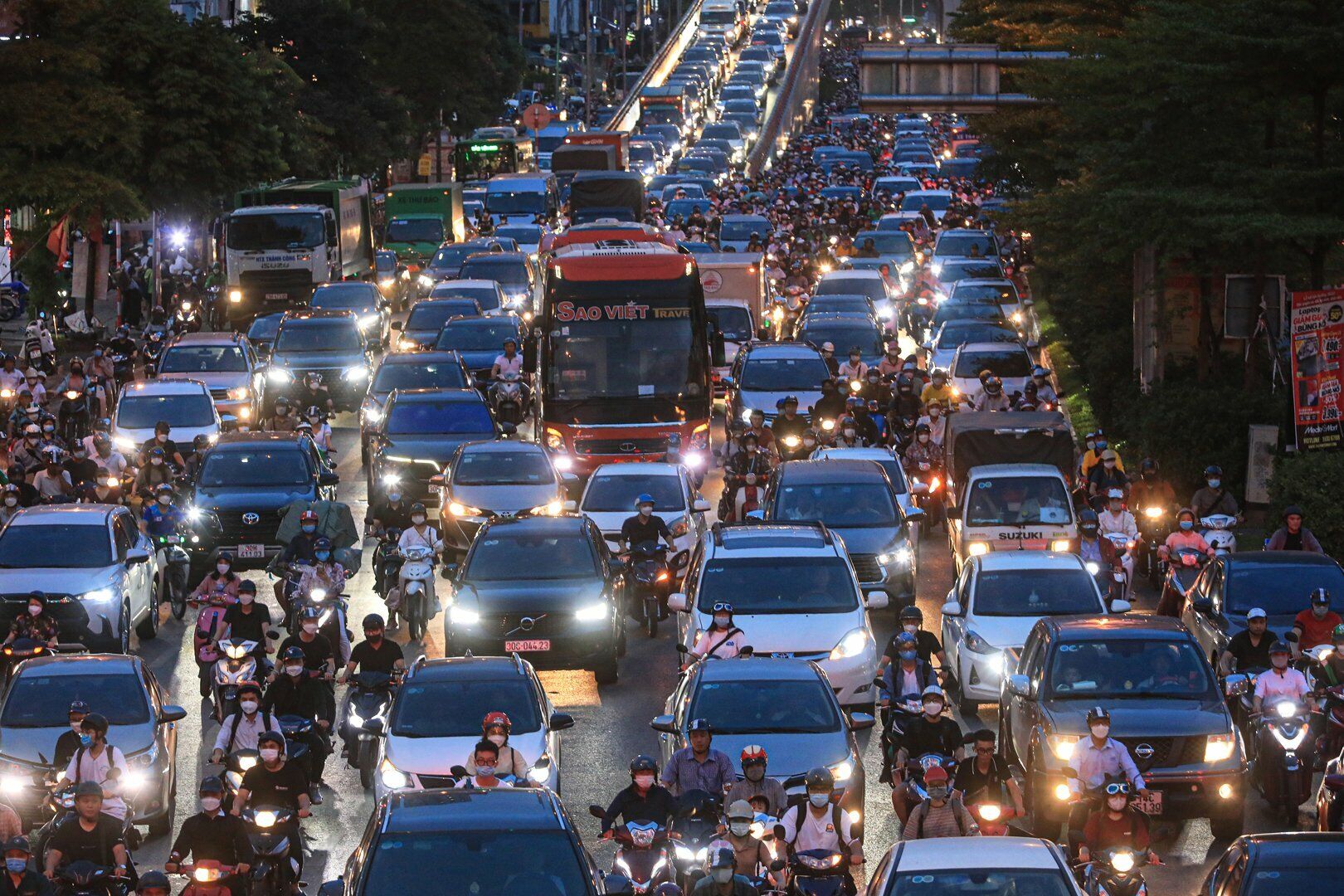 L&agrave;n xe đ&ocirc;ng đ&uacute;c ở đường Trường Chinh, ph&iacute;a đầu Ng&atilde; Tư Sở thời điểm khoảng 18h30