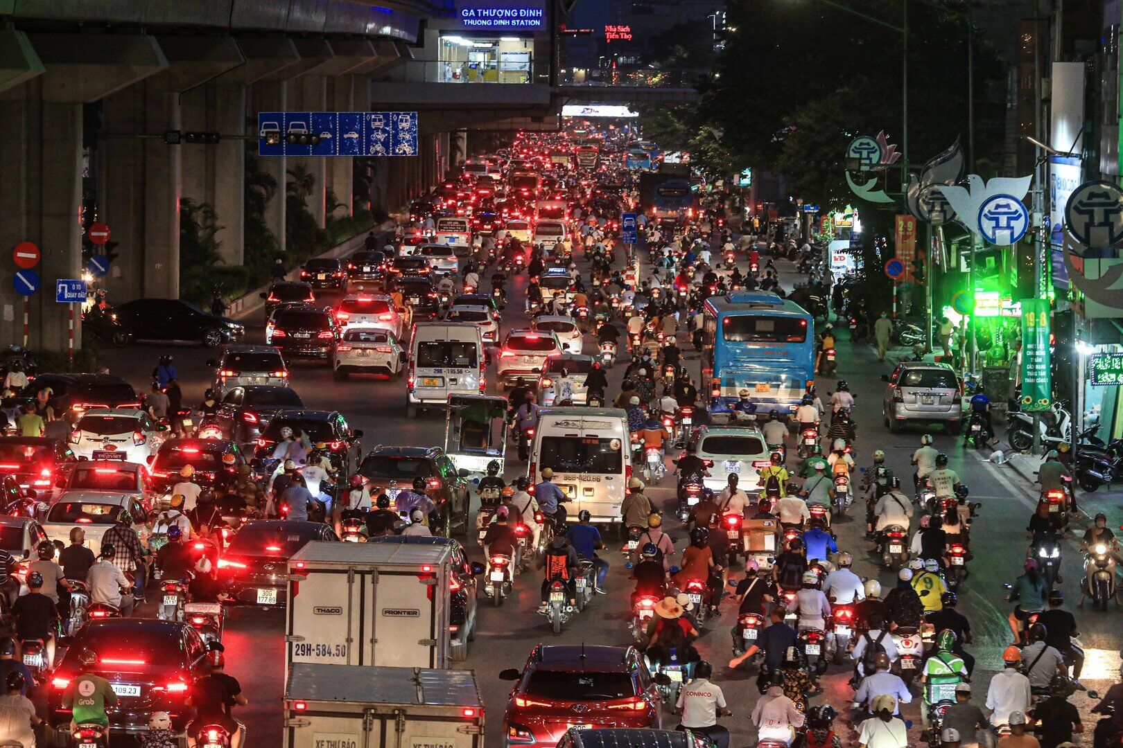 Dự kiến, lượng phương tiện sẽ tiếp tục tăng cao trong ng&agrave;y nghỉ lễ đầu ti&ecirc;n v&agrave;o ng&agrave;y mai (1/9) tại c&aacute;c tuyến đường cửa ng&otilde; Thủ đ&ocirc;.