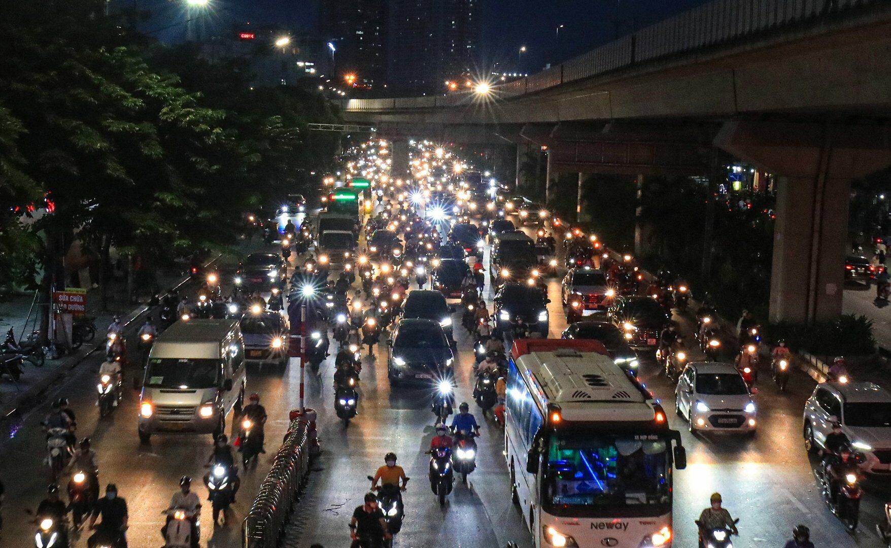 Đoạn đường Nguyễn Tr&atilde;i l&uacute;c 19h. D&ugrave; đ&atilde; c&oacute; l&agrave;n ph&acirc;n c&aacute;ch, nhưng c&aacute;c phương tiện vẫn đi lại kh&aacute; tự do.