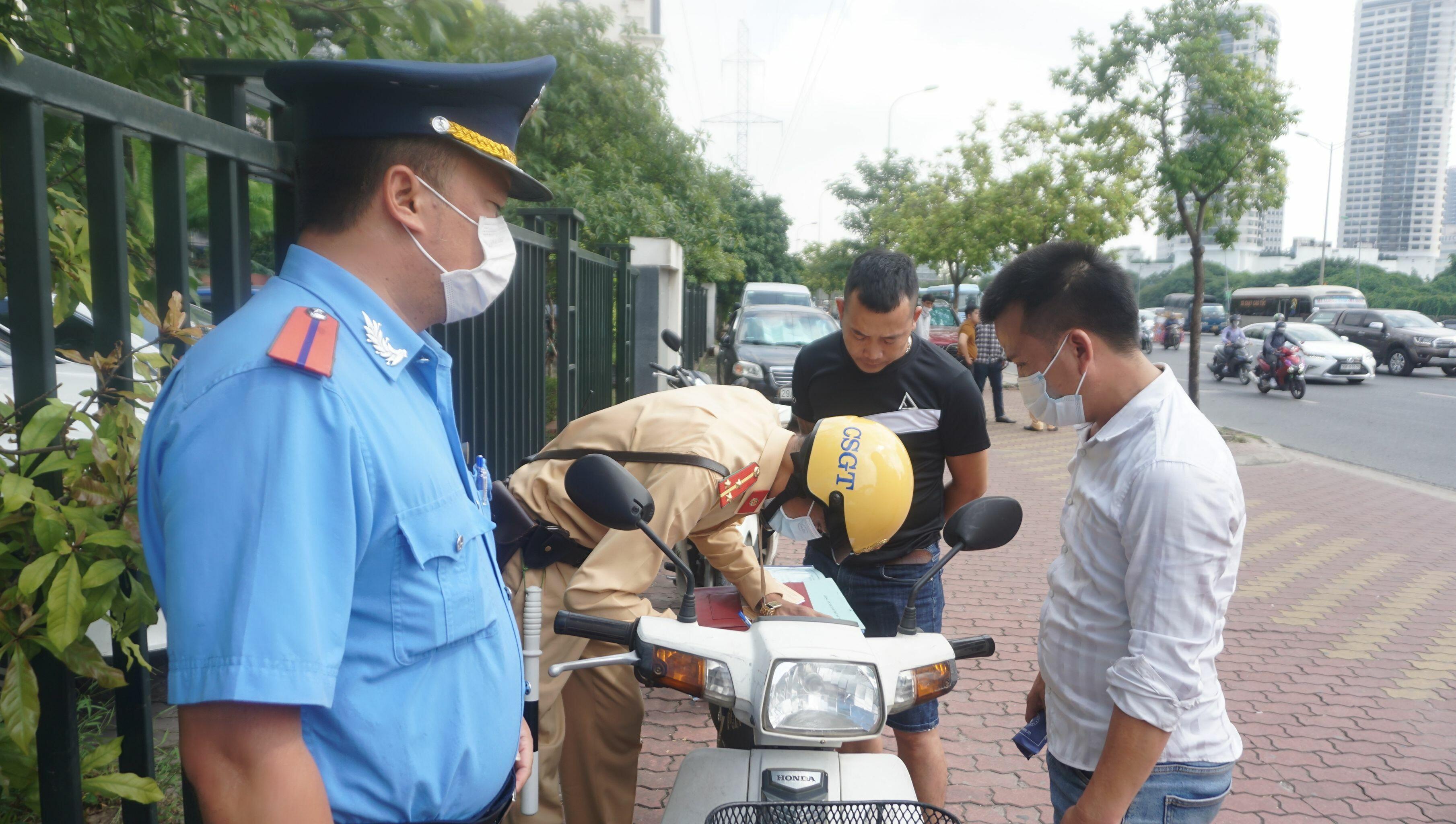 C&ograve;n Trung t&aacute; Đặng Quốc Mười, Đội ph&oacute; Đội CSGT &ndash; trật tự, C&ocirc;ng an quận Nam Từ Li&ecirc;m th&ocirc;ng tin, đơn vị đ&atilde; x&acirc;y dựng c&aacute;c kế hoạch từ sớm để đảm bảo giao th&ocirc;ng, an ninh trật tự quanh khu vực bến xe Mỹ Đ&igrave;nh phục vụ nhu cầu đi lại của người d&acirc;n trong dịp nghỉ lễ.