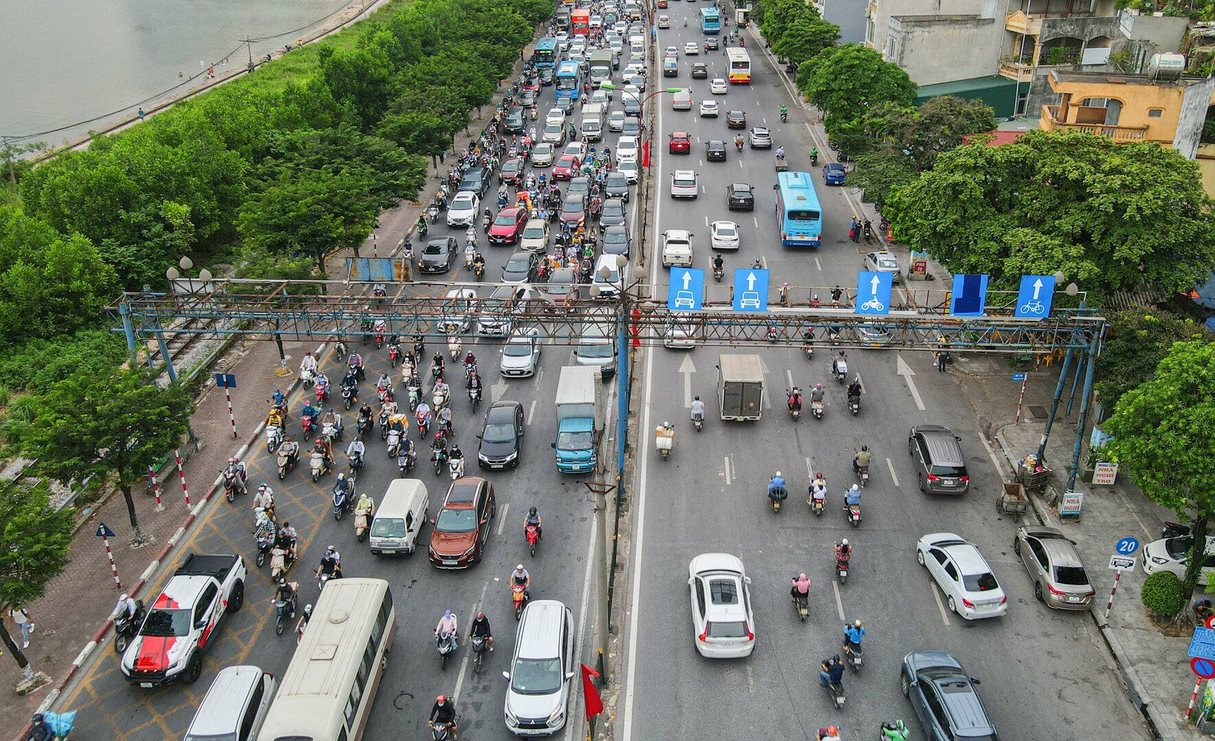 Tại đường Giải Ph&oacute;ng, hướng đi Ngọc Hồi &ugrave;n tắc cục bộ do phương tiện dừng chờ đ&egrave;n đỏ kh&aacute; l&acirc;u.
