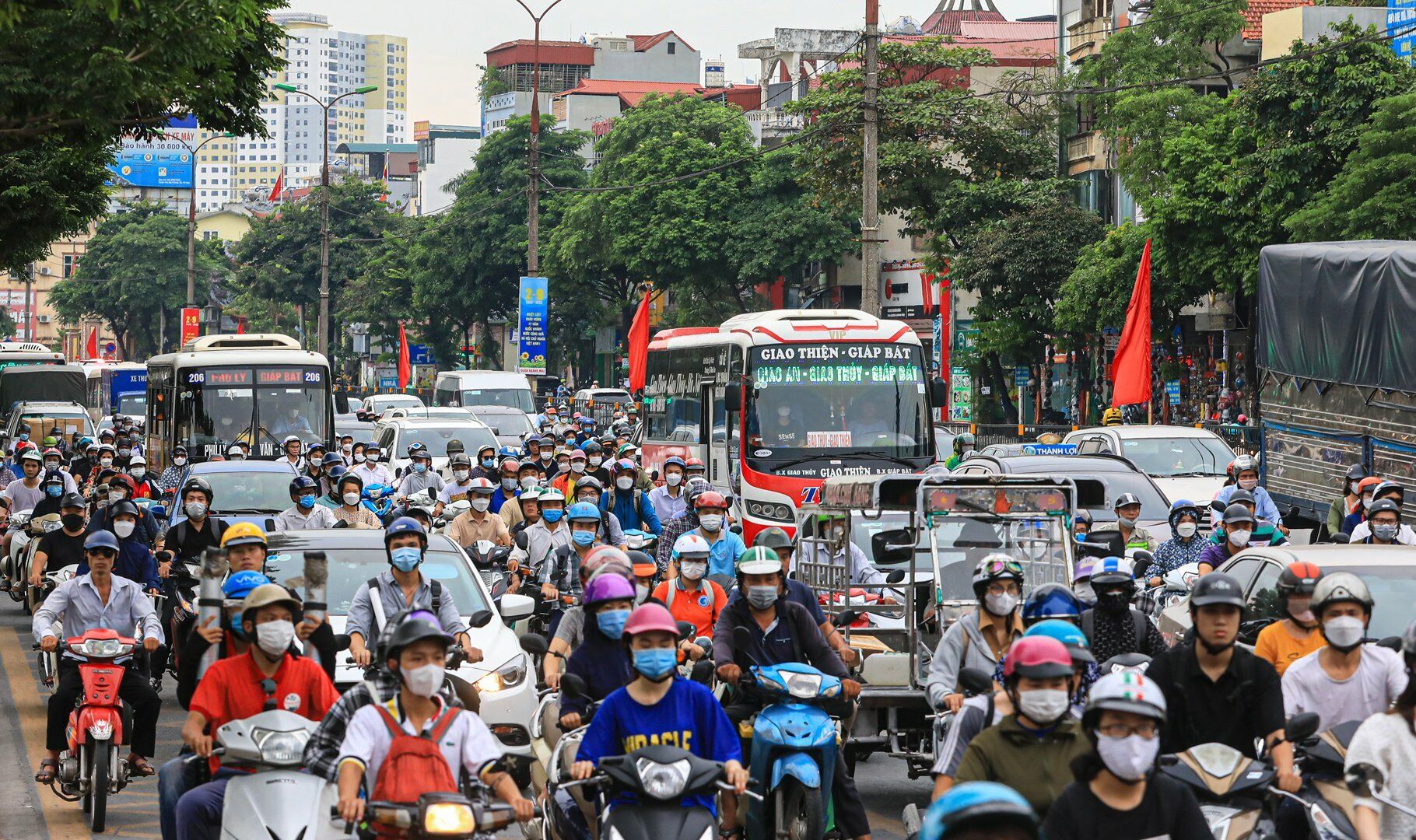 Do kỳ nghỉ k&eacute;o d&agrave;i 4 ng&agrave;y, nhiều người tranh thủ về qu&ecirc; bằng phương tiện c&aacute; nh&acirc;n, khiến giao th&ocirc;ng trở n&ecirc;n qu&aacute; tải.