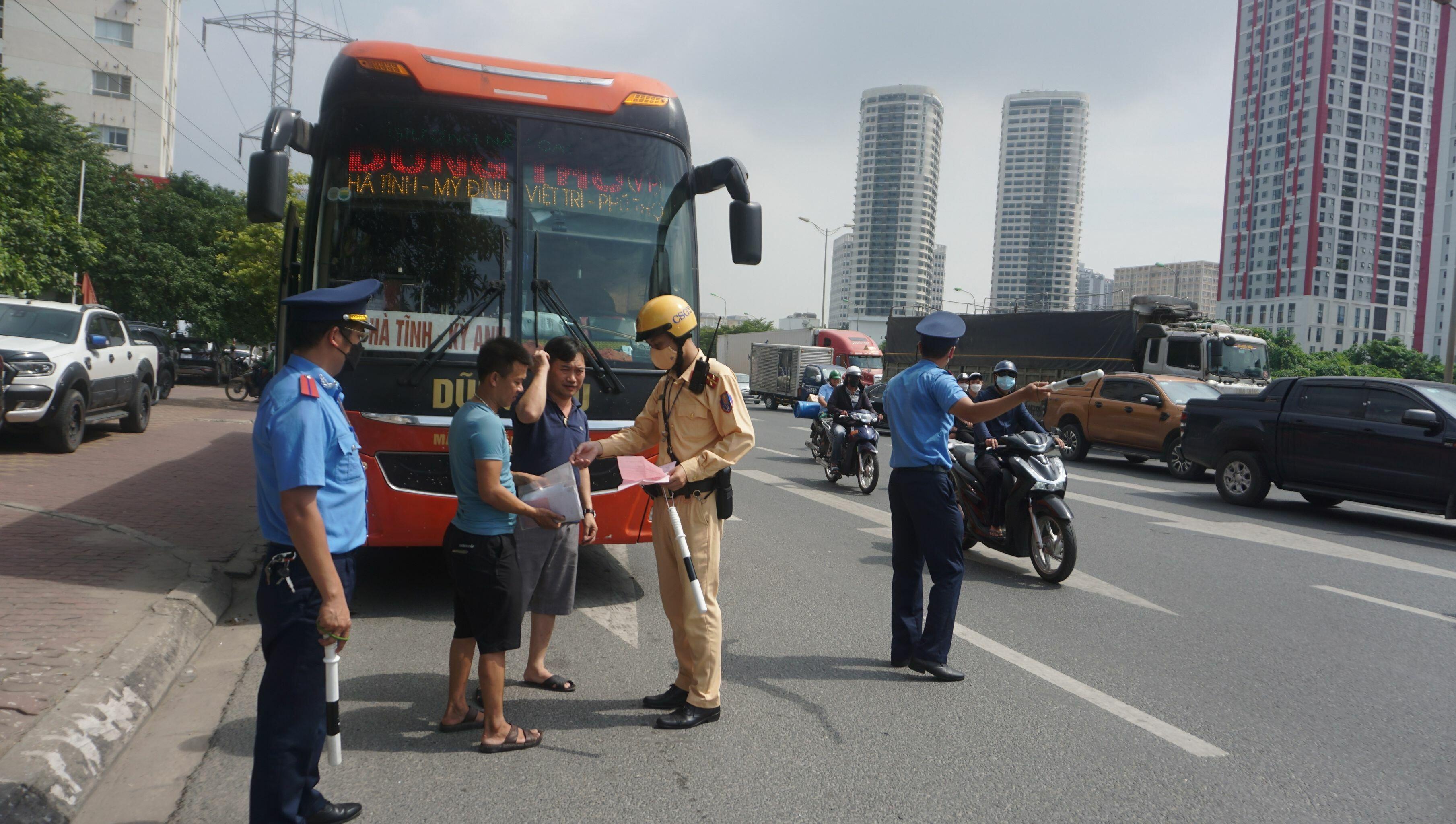 Nhằm đảm bảo trật tự an to&agrave;n giao th&ocirc;ng, chống &ugrave;n tắc trước, trong v&agrave; sau nghỉ lễ 2/9, Ph&ograve;ng CSGT H&agrave; Nội đ&atilde; phối hợp với lực lượng Thanh tra giao th&ocirc;ng (TTGT), CSGT - trật tự địa b&agrave;n tăng cường 100% qu&acirc;n số chốt trực tr&ecirc;n c&aacute;c tuyến đường cửa ng&otilde; Thủ đ&ocirc; v&agrave; khu vực gần c&aacute;c bến xe để ph&acirc;n luồng, điều tiết giao th&ocirc;ng, xử l&yacute; vi phạm.