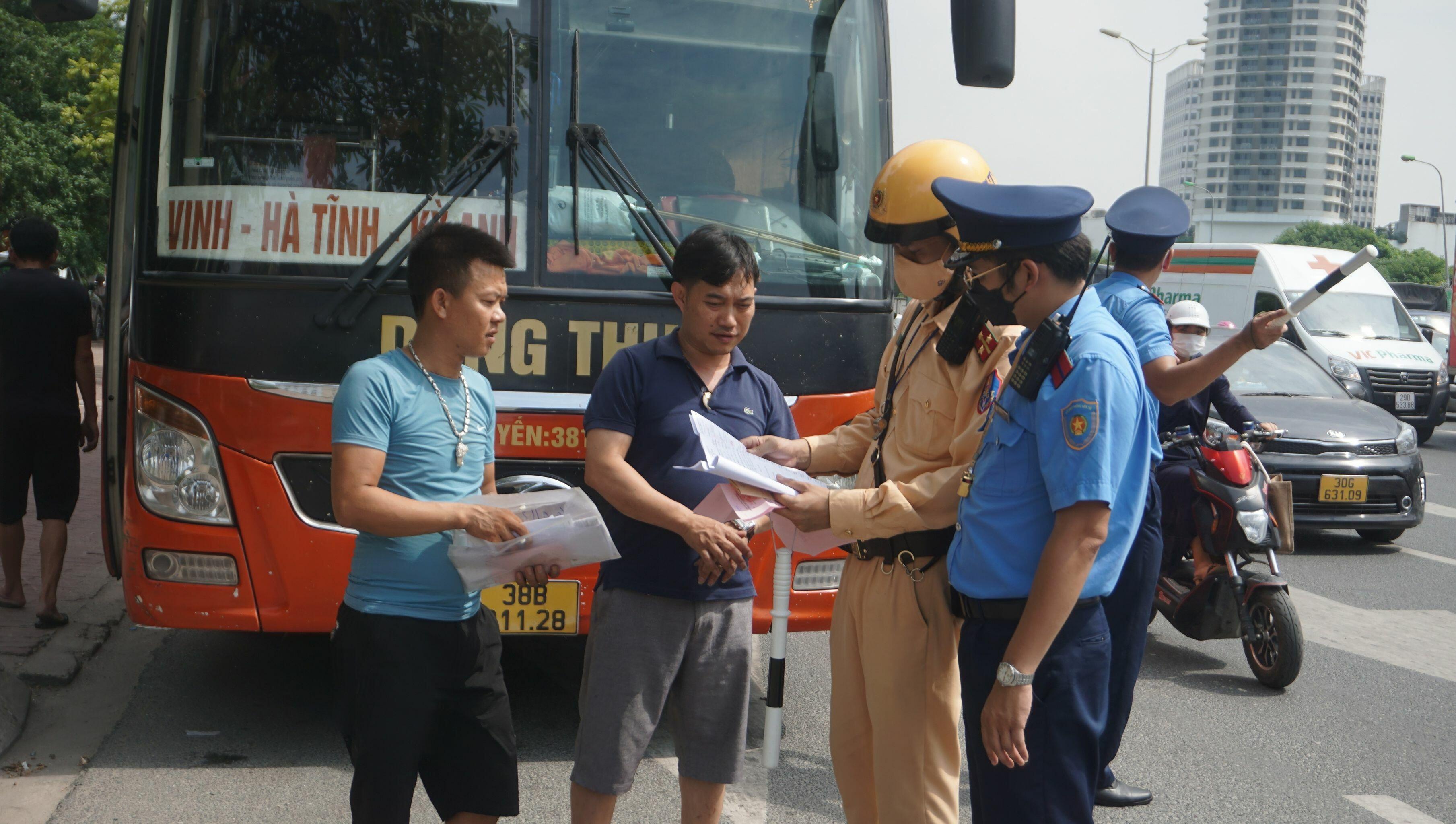 Đ&aacute;ng ch&uacute; &yacute;, xe kh&aacute;ch 46 chỗ BKS 38B-011.XX do &ocirc;ng N.V.T (qu&ecirc; Nghệ An) điều khiển chạy tuyến H&agrave; Tĩnh - Ph&uacute; Thọ lại đi sai luồng tuyến, "lạc" ra trước Bến xe Mỹ Đ&igrave;nh.