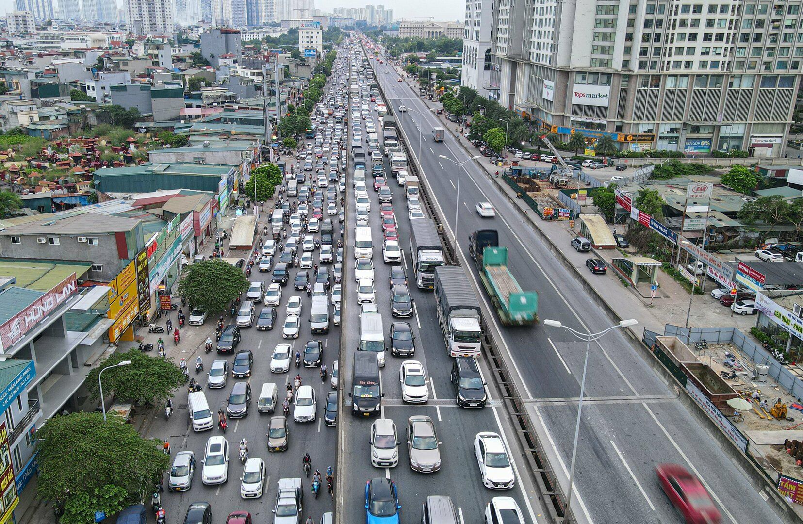 Đường Nguyễn Xiển, hướng đi ng&atilde; tư Nguyễn Tr&atilde;i - Khuất Duy Tiến.