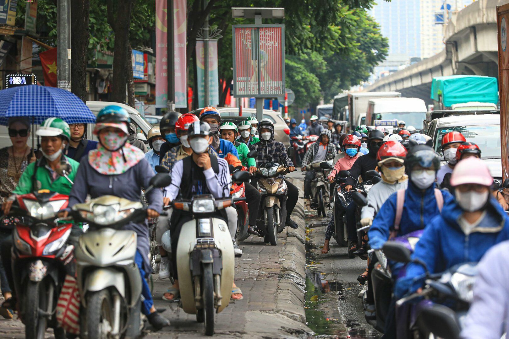 Nhiều người cố t&igrave;nh leo l&ecirc;n vỉa h&egrave; để đi nhanh hơn.