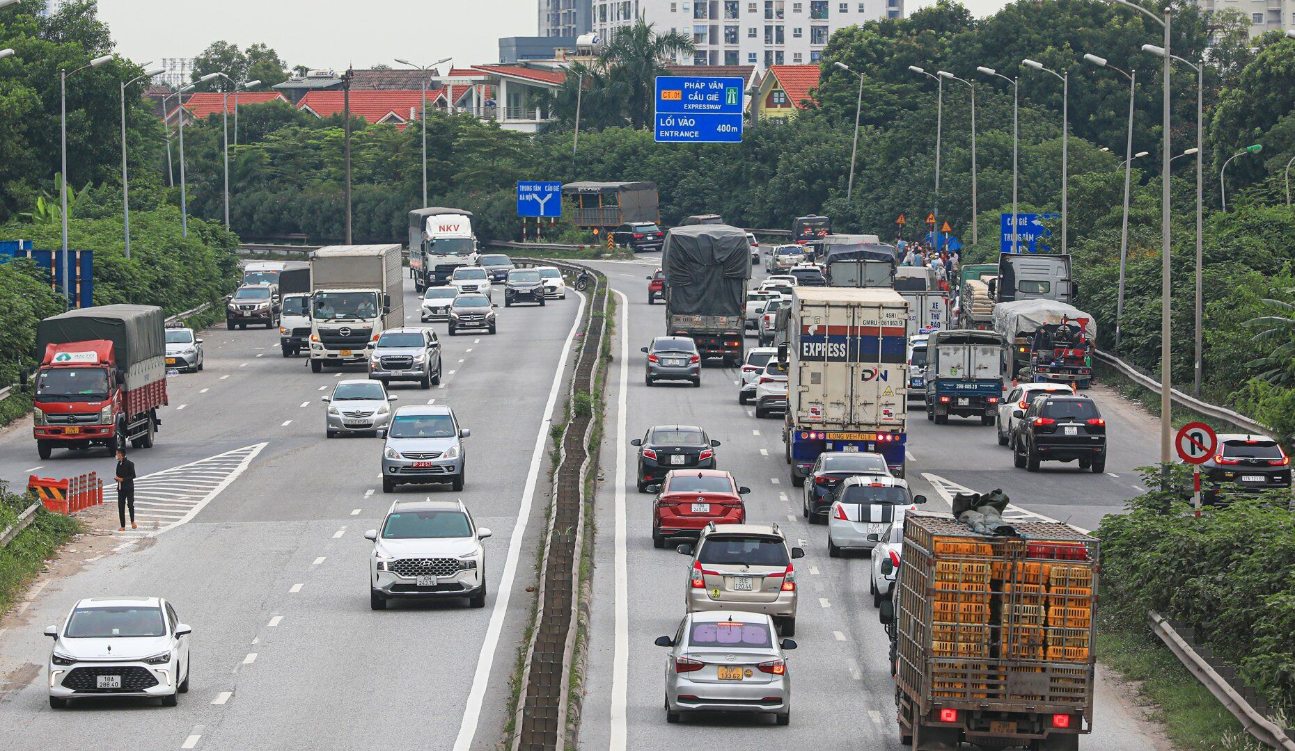 Tuy nhi&ecirc;n, l&uacute;c gần 18h, lối v&agrave;o cao tốc Ph&aacute;p V&acirc;n - Cầu Giẽ lại kh&aacute; th&ocirc;ng tho&aacute;ng.