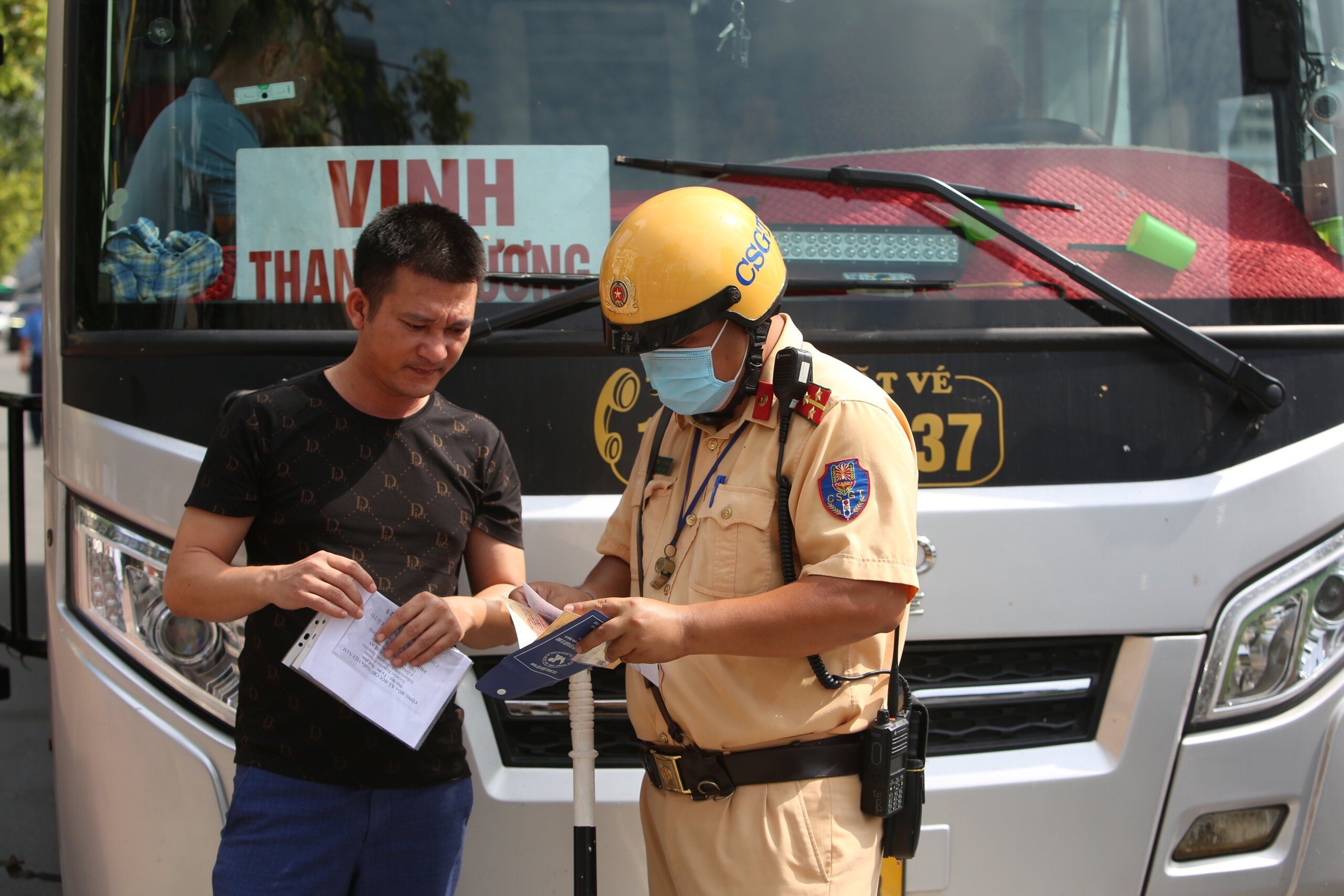 "Đơn vị cũng thường xuy&ecirc;n phối hợp với lực lượng chức năng tr&ecirc;n địa b&agrave;n như TTGT, CSGT để xử l&yacute; t&igrave;nh trạng xe kh&aacute;ch đ&oacute;n trả kh&aacute;ch sai quy định", Trung t&aacute; Mười cho biết.