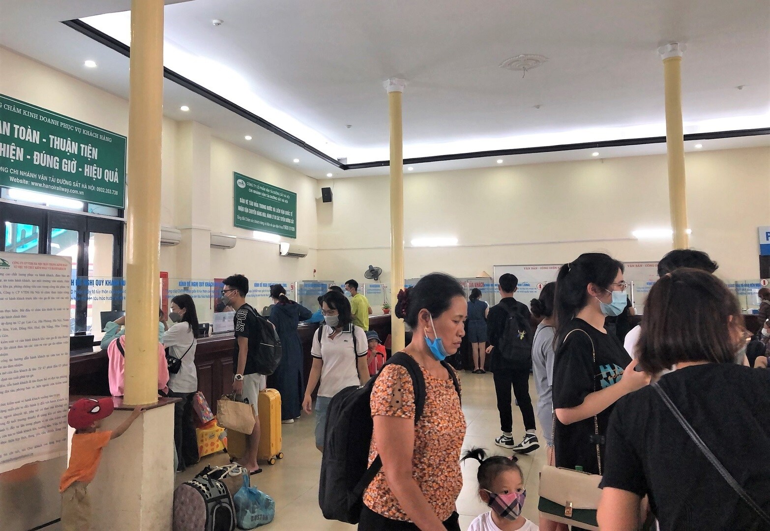 C&aacute;c chuyến t&agrave;u thường xuy&ecirc;n v&agrave; chạy tăng cường đều tập trung xuất ph&aacute;t v&agrave;o tối nay. Ngo&agrave;i 2 m&aacute;c t&agrave;u kh&aacute;ch Thống nhất H&agrave; Nội - S&agrave;i G&ograve;n, một m&aacute;c t&agrave;u H&agrave; Nội - Vinh chạy thường xuy&ecirc;n h&agrave;ng ng&agrave;y, đường sắt chạy tăng cường th&ecirc;m một đo&agrave;n t&agrave;u đi Vinh, 2 đo&agrave;n t&agrave;u đi Quảng B&igrave;nh v&agrave; một đo&agrave;n t&agrave;u đi L&agrave;o Cai. Đến nay c&aacute;c đo&agrave;n n&agrave;y đều đ&atilde; k&iacute;n kh&aacute;ch, chỉ c&ograve;n rất &iacute;t v&eacute;.
Ảnh: H&agrave;nh kh&aacute;ch chờ t&agrave;u kh&aacute; đ&ocirc;ng