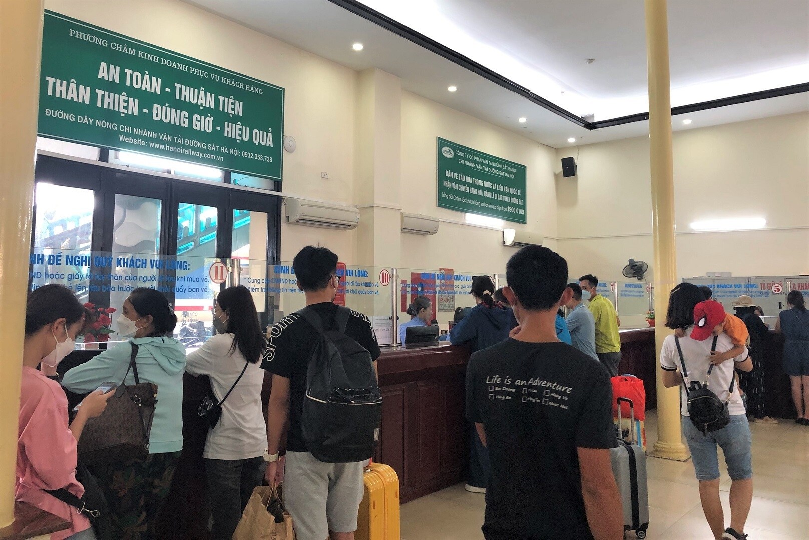 B&agrave; Đ&agrave;o cũng cho biết, lượng kh&aacute;ch đi t&agrave;u Nam Định, Thanh H&oacute;a, Vinh rất đ&ocirc;ng. S&aacute;ng mai, v&eacute; t&agrave;u đi c&aacute;c tuyến ngắn như H&agrave; Nội - Hải Ph&ograve;ng, H&agrave; Nội - Thanh H&oacute;a cũng đ&atilde; hết, hiện chỉ c&ograve;n v&eacute; t&agrave;u lập th&ecirc;m HP3 đi Hải Ph&ograve;ng. 
Ảnh: Nhiều h&agrave;nh kh&aacute;ch vẫn mua v&eacute; để đi c&aacute;c chuyến t&agrave;u kế tiếp
