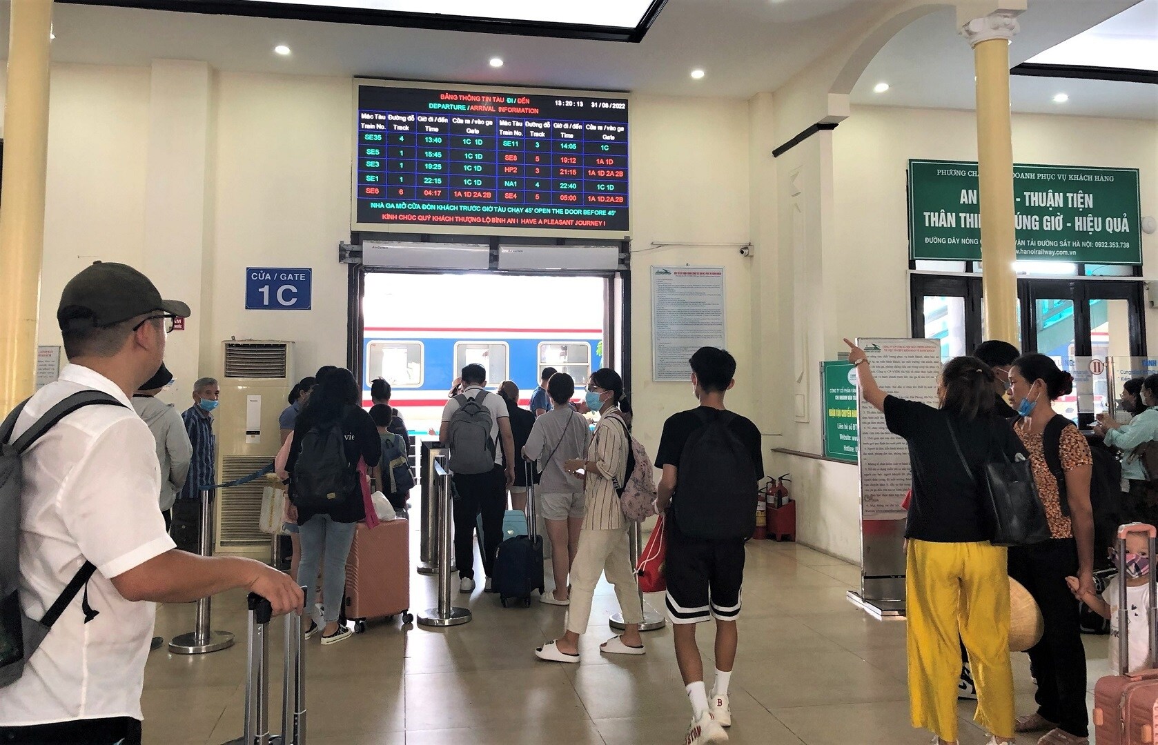 Tại ga H&agrave; Nội chiều nay (31/8), rất đ&ocirc;ng h&agrave;nh kh&aacute;ch đổ về ga đi t&agrave;u, ch&iacute;nh thức bắt đầu v&agrave;o đợt nghỉ lễ Quốc kh&aacute;nh 2/9 k&eacute;o d&agrave;i 4 ng&agrave;y. Tuy nhi&ecirc;n, kh&aacute;ch kh&ocirc;ng &ugrave;n ứ do gi&atilde;n c&aacute;ch giữa c&aacute;c chuyến t&agrave;u hợp l&yacute;, h&agrave;nh kh&aacute;ch ra ga l&agrave; c&oacute; thể l&ecirc;n t&agrave;u lu&ocirc;n, kh&ocirc;ng phải chờ đợi l&acirc;u ở ph&ograve;ng đợi t&agrave;u hay s&acirc;n ga