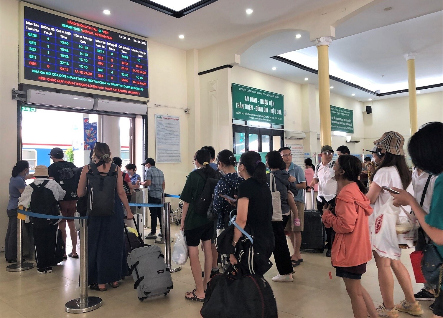 H&agrave;nh kh&aacute;ch xếp h&agrave;ng lần lượt qua cửa kiểm so&aacute;t, kh&ocirc;ng bị &ugrave;n ứ