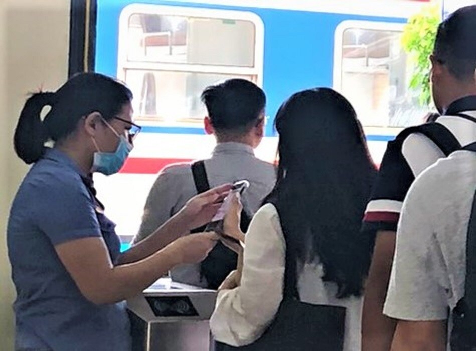 B&agrave; Phạm Thị Anh Đ&agrave;o, Trạm trưởng Trạm Vận tải đường sắt H&agrave; Nội cho biết, trong chiều nay, tại ga H&agrave; Nội c&oacute; 3 chuyến t&agrave;u xuất ph&aacute;t đi ph&iacute;a Nam, c&ugrave;ng đ&oacute; c&oacute; 2 chuyến t&agrave;u xuất ph&aacute;t ga Long Bi&ecirc;n đi Hải Ph&ograve;ng. C&aacute;c chuyến t&agrave;u h&agrave;nh kh&aacute;ch đều k&iacute;n phương &aacute;n chỗ với tổng cộng khoảng 3.000 kh&aacute;ch, chỉ c&ograve;n rất &iacute;t v&eacute; ghế phụ đi chặng ngắn. 
Ảnh: H&agrave;nh kh&aacute;ch chủ yếu mua v&eacute; t&agrave;u điện tử, chỉ cần cung cấp th&ocirc;ng tin v&eacute; qua điện thoại smartphone cho nh&acirc;n vi&ecirc;n so&aacute;t v&eacute; n&ecirc;n nhanh ch&oacute;ng, thuận tiện