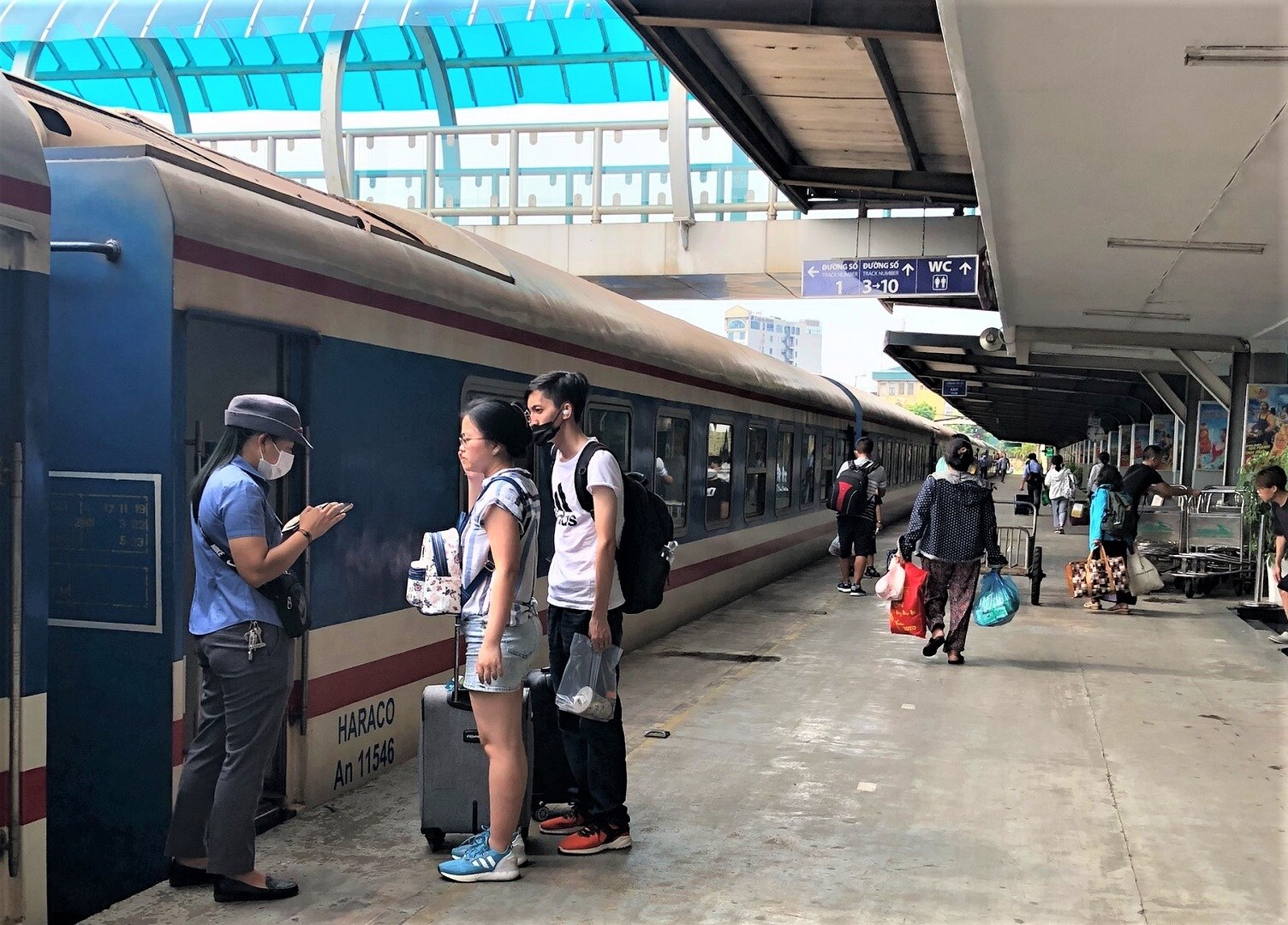 Th&ocirc;ng tin với B&aacute;o Giao th&ocirc;ng, &ocirc;ng Huỳnh Thế Sơn, Ph&oacute; Trưởng ph&ograve;ng Kinh doanh C&ocirc;ng ty CP Vận tải đường sắt H&agrave; Nội cho biết, lượng h&agrave;nh kh&aacute;ch du lịch đi chủ yếu tr&ecirc;n tuyến H&agrave; Nội - Quảng B&igrave;nh, H&agrave; Nội - L&agrave;o Cai. H&agrave;nh kh&aacute;ch đi từ ga H&agrave; Nội tập trung v&agrave;o tối 31/8 v&agrave; s&aacute;ng 1/9; C&aacute;c nơi về H&agrave; Nội tập trung trong c&aacute;c ng&agrave;y 3 v&agrave; 4/9.
Ảnh: Ke ga th&ocirc;ng tho&aacute;ng do nh&agrave; ga mở cửa đ&oacute;n kh&aacute;ch sớm