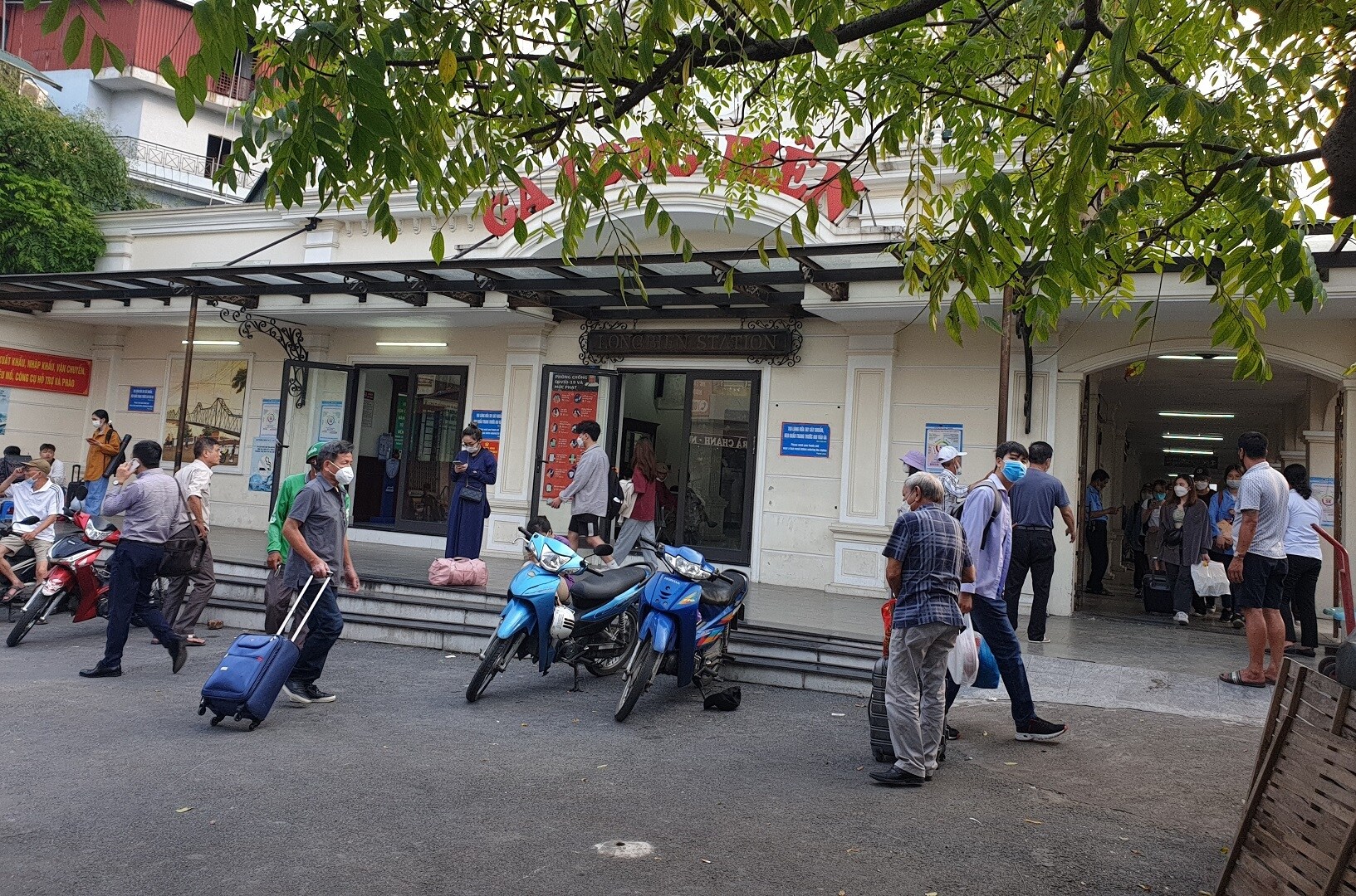 Ph&iacute;a ngo&agrave;i ga Long Bi&ecirc;n, h&agrave;nh kh&aacute;ch vẫn tiếp tục đổ về ga đi t&agrave;u