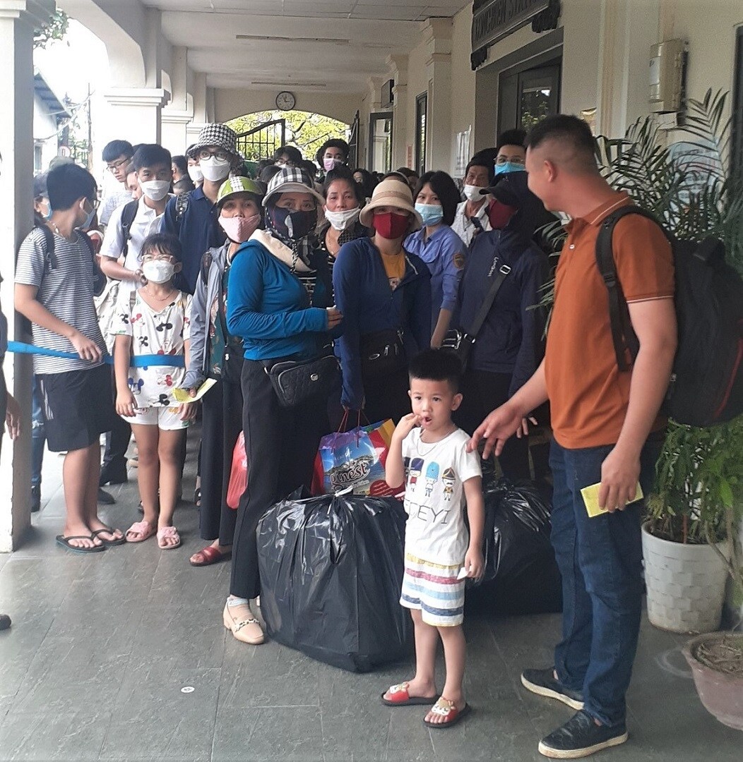 H&agrave;nh kh&aacute;ch chờ đ&ocirc;ng k&iacute;n h&agrave;nh lang ga Long Bi&ecirc;n, lối dẫn ra t&agrave;u