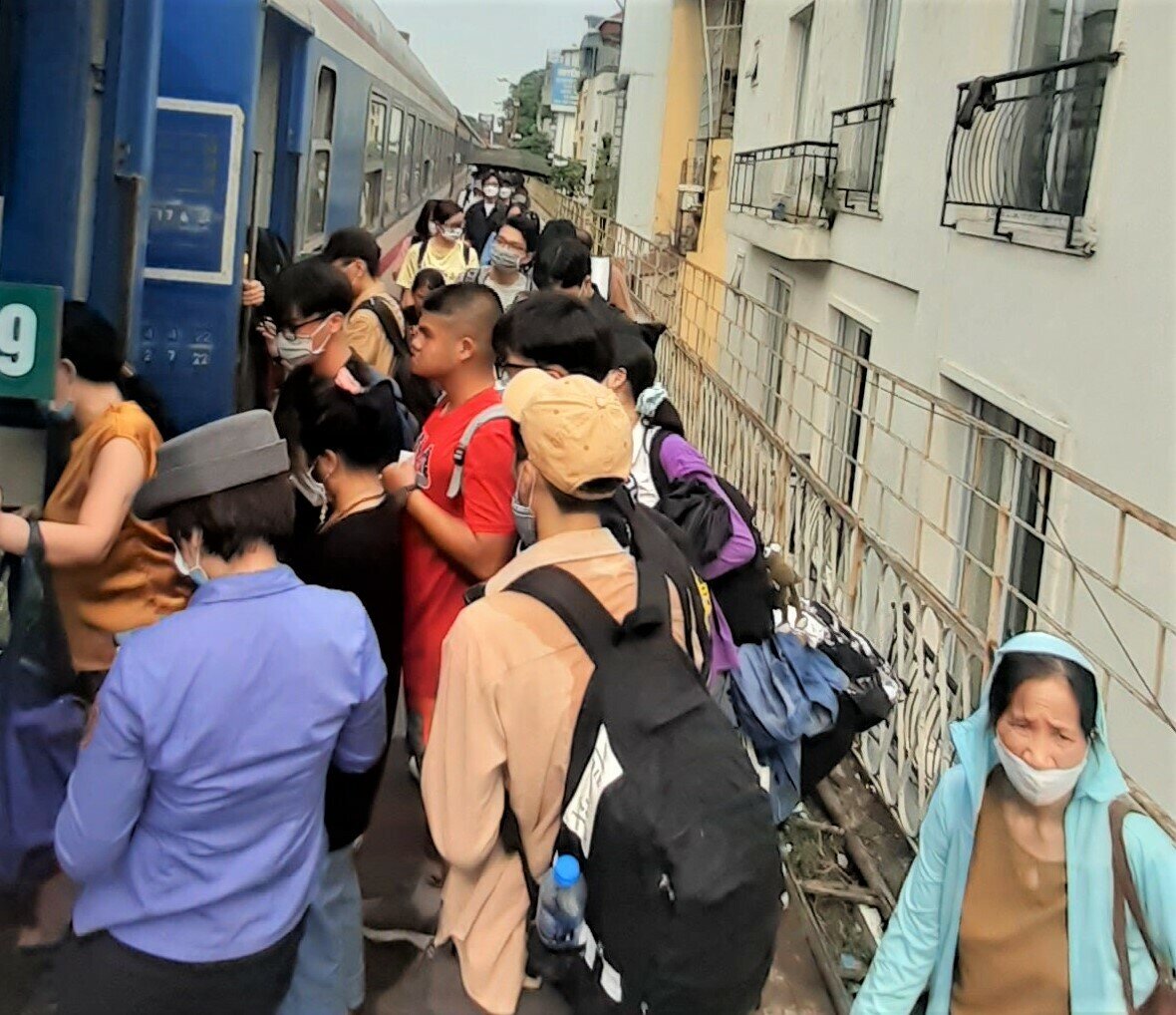 &Ocirc;ng Sơn cho biết th&ecirc;m, hiện v&eacute; t&agrave;u tối ng&agrave;y 1/9, ng&agrave;y 2/9 v&agrave; s&aacute;ng 3/9 c&ograve;n nhiều. Đường sắt sẽ tiếp tục theo d&otilde;i nhu cầu của h&agrave;nh kh&aacute;ch để điều chỉnh tăng, giảm toa xe, t&agrave;u ph&ugrave; hợp.
Ảnh: H&agrave;nh kh&aacute;ch đ&ocirc;ng k&iacute;n h&agrave;nh lang cầu Long Bi&ecirc;n, chờ l&ecirc;n t&agrave;u Hải Ph&ograve;ng