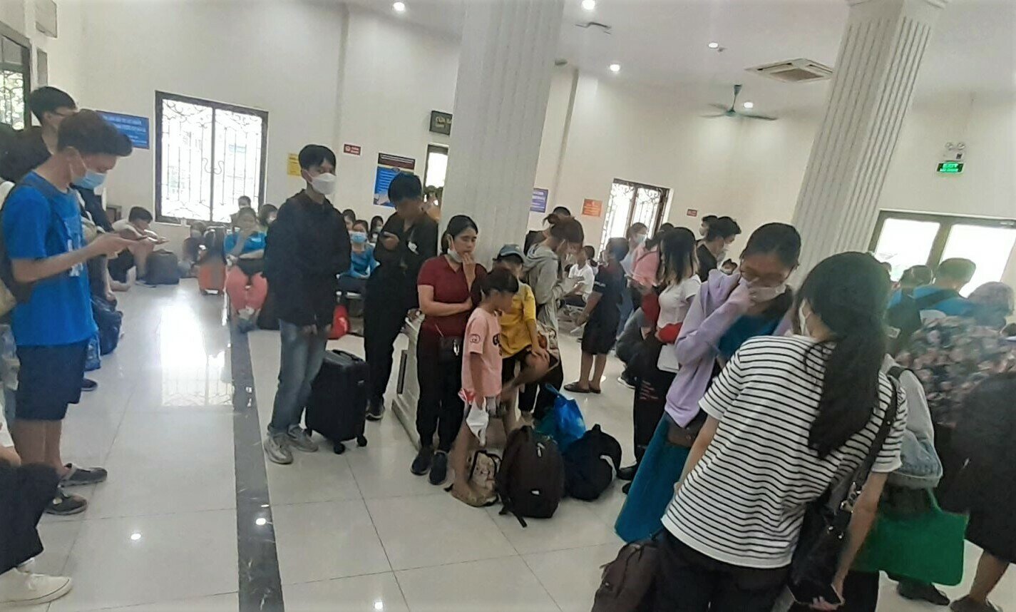 &ldquo;Chủ yếu kh&aacute;ch đi ngắn đường cự ly vận chuyển b&igrave;nh qu&acirc;n chỉ dưới 500km. Hiện tối 31/8 cơ bản v&eacute; từ H&agrave; Nội đi Vinh, Đồng Hới đ&atilde; hết v&eacute;. Số lượng v&eacute; b&aacute;n của C&ocirc;ng ty CP Vận tải đường sắt H&agrave; Nội t&iacute;nh đến nay khoảng 47.000 v&eacute;, chiếm 60% số lượng chỗ cả giai đoạn nghỉ lễ 2/9. Gi&aacute; v&eacute; ng&agrave;y cao điểm chỉ tương đương gi&aacute; v&eacute; cuối tuần cao điểm vận tải h&egrave;&rdquo;, &ocirc;ng Sơn n&oacute;i.
Ảnh: T&agrave;u H&agrave; Nội - Hải Ph&ograve;ng rất đ&ocirc;ng kh&aacute;ch, l&ecirc;n đến gần 1.000 kh&aacute;ch/đo&agrave;n. H&agrave;nh kh&aacute;ch chờ t&agrave;u k&iacute;n ga Long Bi&ecirc;n