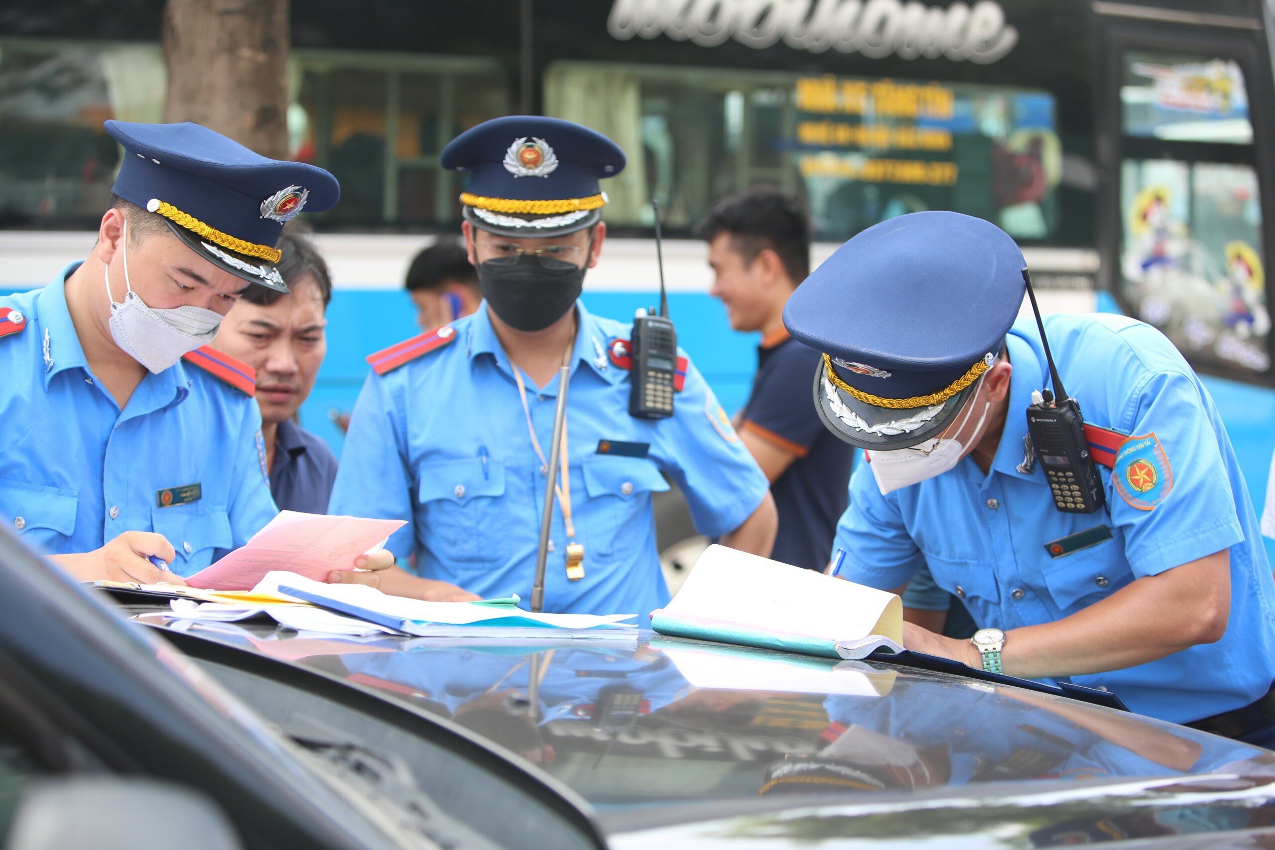Theo một c&aacute;n bộ TTGT quận Nam Từ Li&ecirc;m, việc ph&acirc;n luồng tuyến chạy của c&aacute;c xe kh&aacute;ch nhằm mục đ&iacute;ch giảm tải t&igrave;nh trạng &ugrave;n tắc cho c&aacute;c tuyến đường, đặc biệt l&agrave; c&aacute;c tuyến xuy&ecirc;n t&acirc;m. Do đ&oacute;, nếu nh&agrave; xe kh&ocirc;ng chấp h&agrave;nh ph&acirc;n luồng l&agrave; một nguy&ecirc;n nh&acirc;n g&acirc;y &ugrave;n tắc giao th&ocirc;ng trong dịp nghỉ lễ.