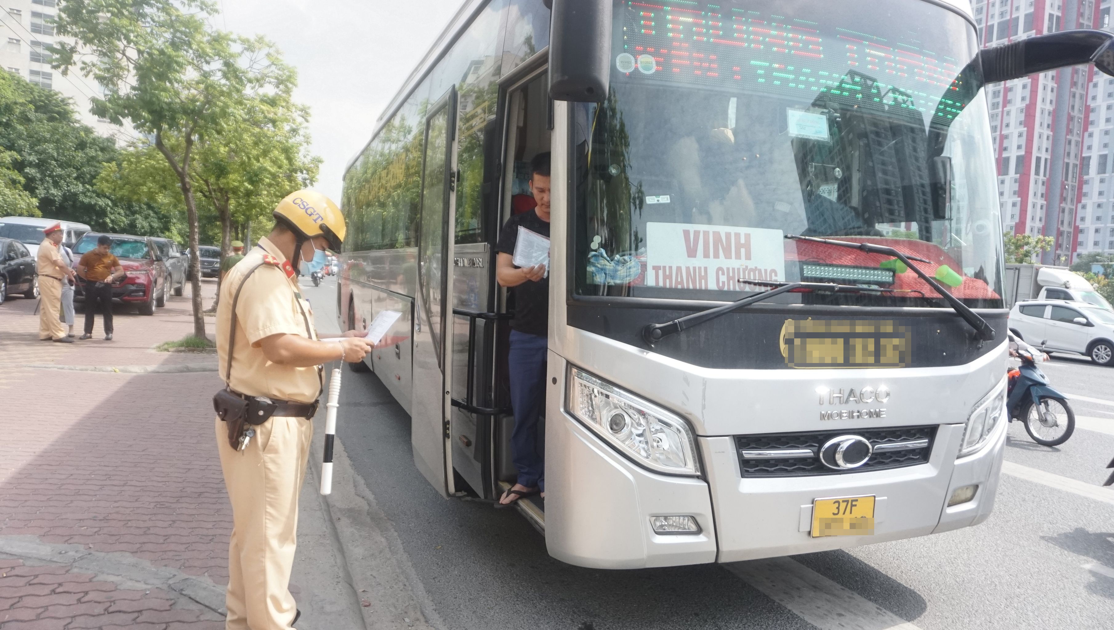 Điển h&igrave;nh, khoảng 9h30, tổ c&ocirc;ng t&aacute;c dừng kiểm tra xe kh&aacute;ch 37F-001.XX chạy tuyến Nghệ An - Bắc Ninh do &ocirc;ng N.H.T điều khiển chở qu&aacute; 6 người theo quy định.