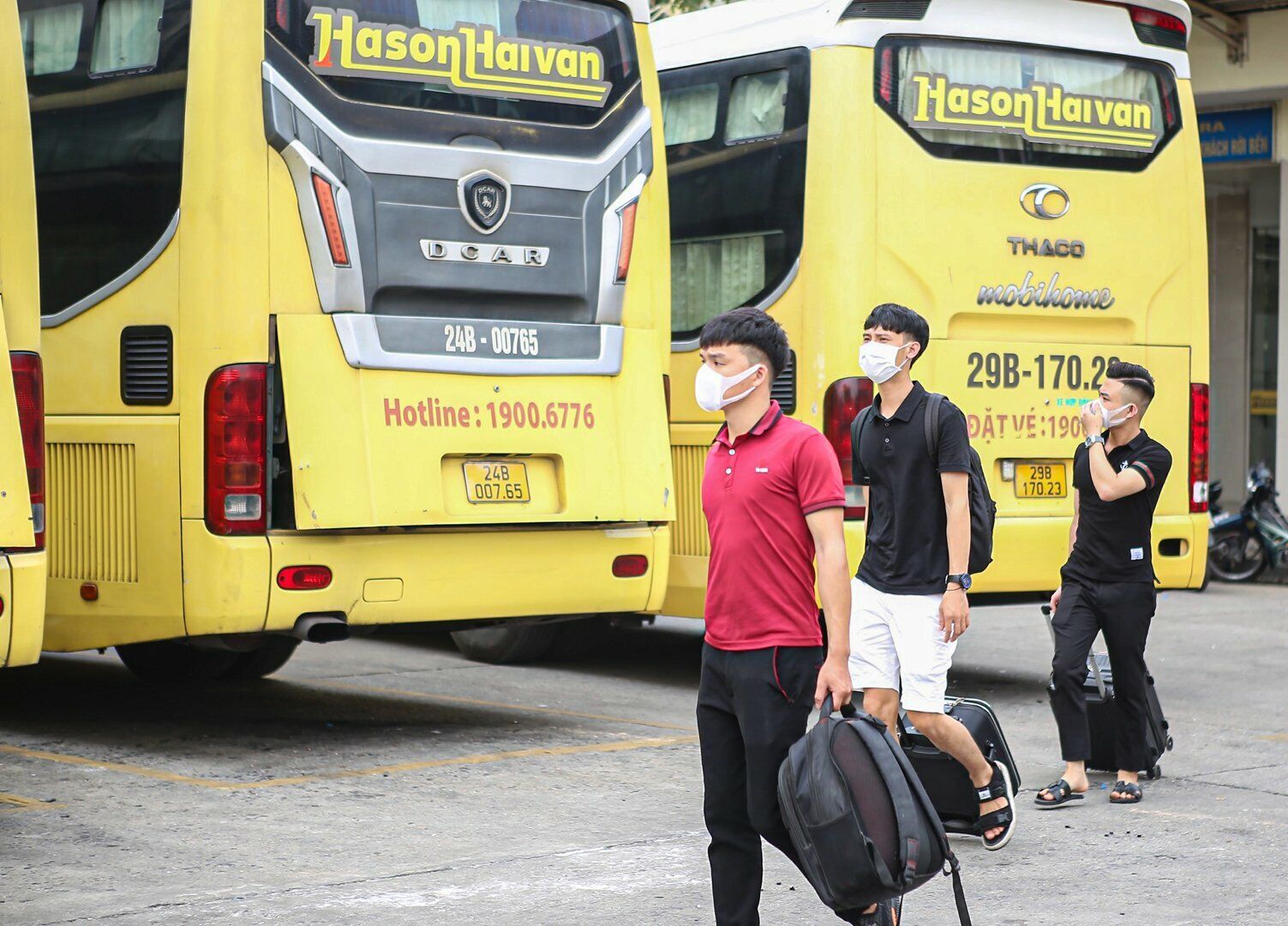 Một số người trẻ, sinh vi&ecirc;n tranh thủ đến bến xe sớm.