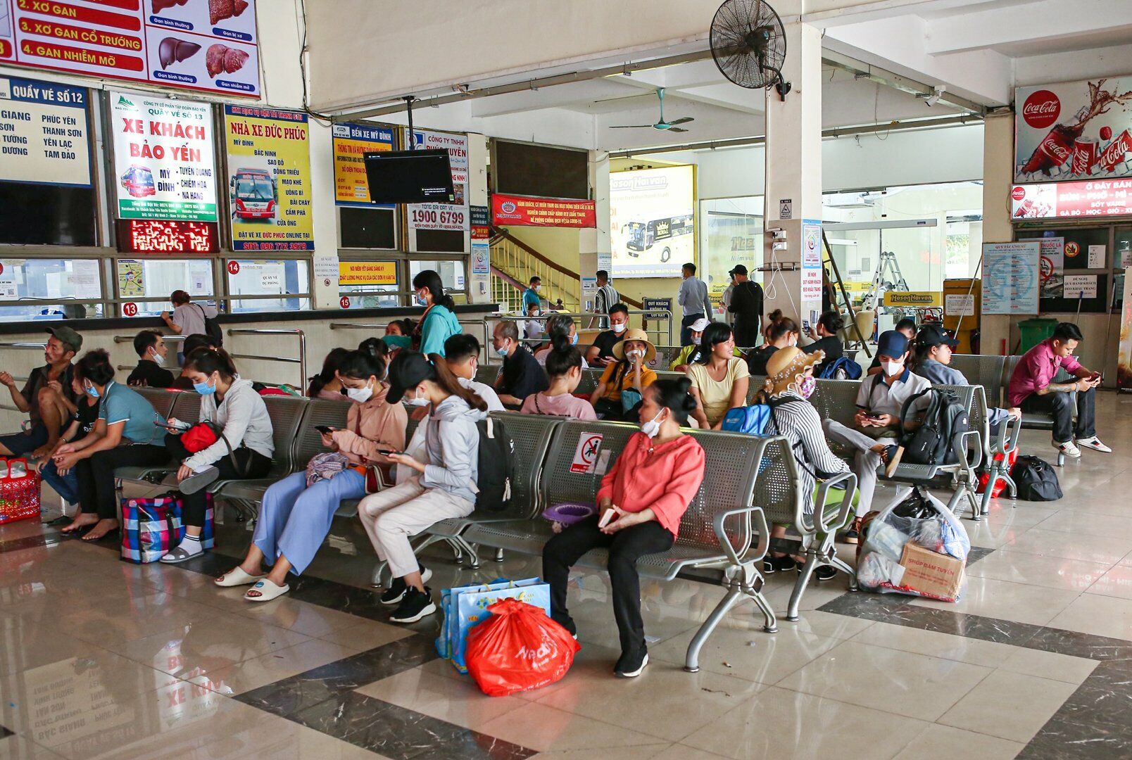 Trong nh&agrave; chờ xe, h&agrave;nh kh&aacute;ch kh&ocirc;ng qu&aacute; đ&ocirc;ng đ&uacute;c hay qu&aacute; tải.