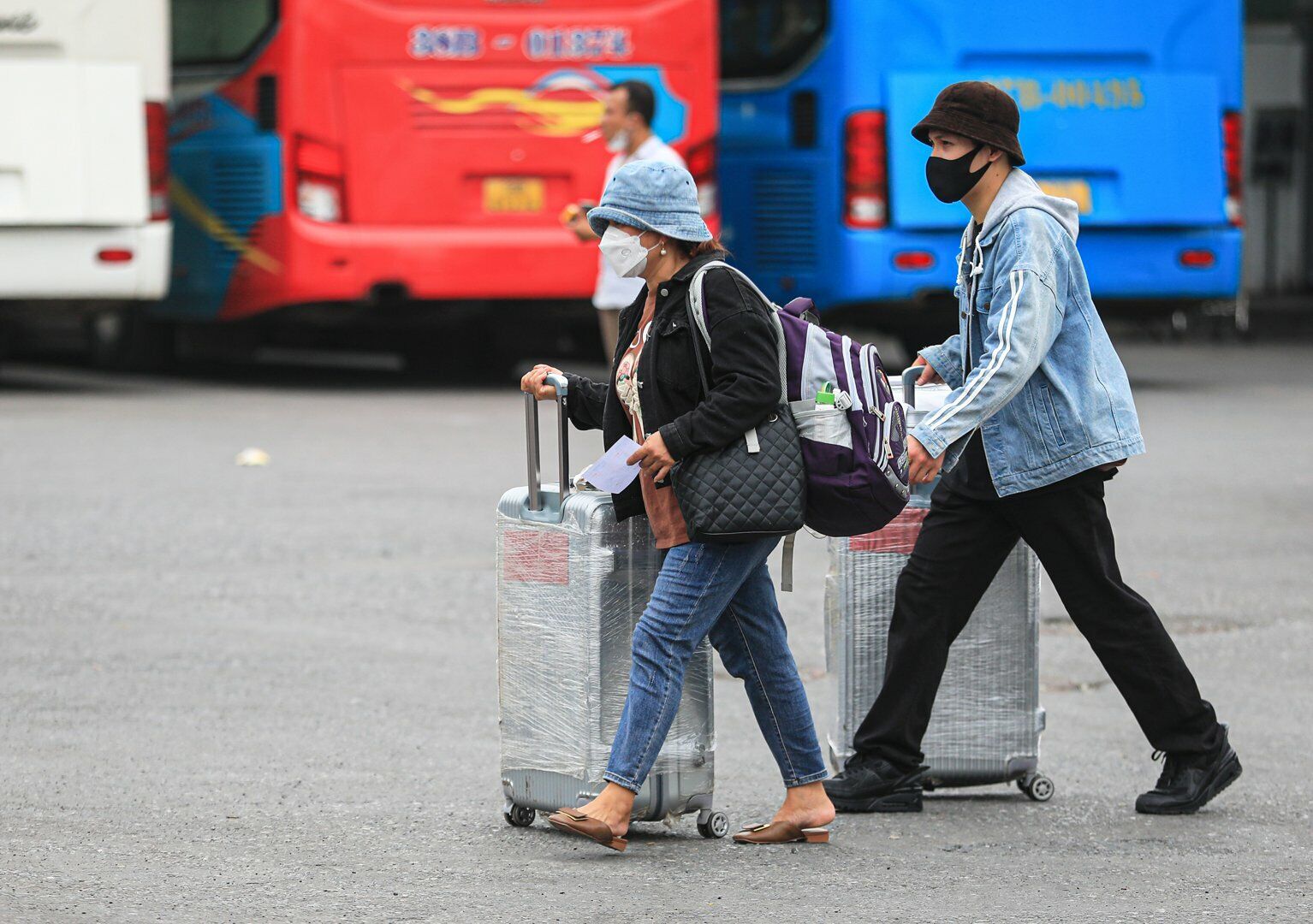 Người d&acirc;n với nhiều đồ đạc lỉnh kỉnh l&agrave; những vali h&agrave;nh l&yacute; to.