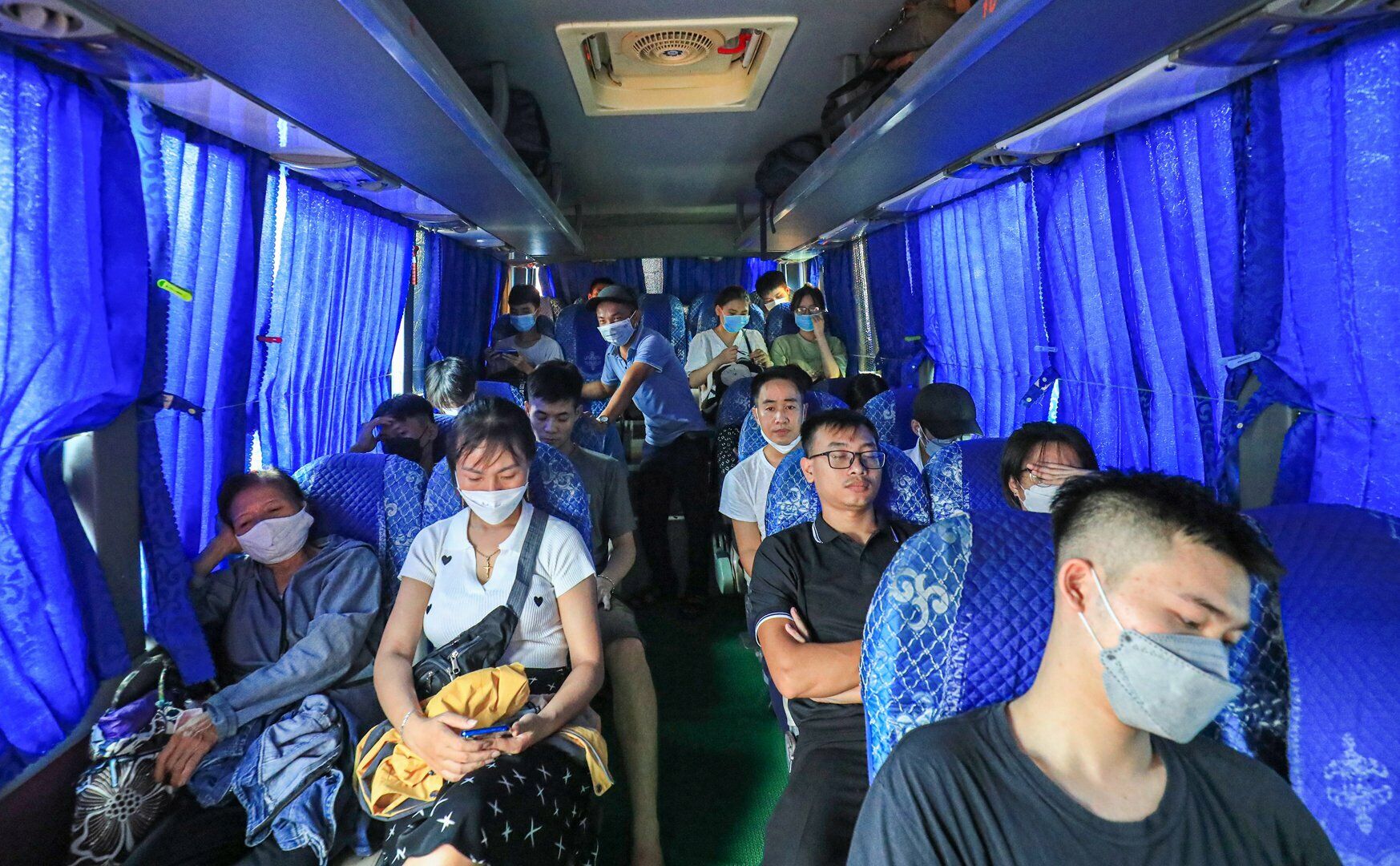 Theo &ocirc;ng Phạm Thanh H&agrave;, chủ nh&agrave; xe Hải Dung, lượng kh&aacute;ch ng&agrave;y 31/8 vừa phải, kh&ocirc;ng c&oacute; nhiều kh&aacute;ch đặt trước. D&ugrave; chuẩn bị đến giờ xuất bến mới nhưng xe được khoảng hơn 20 kh&aacute;ch. Năm nay, lượng gi&aacute; v&eacute; cũng kh&ocirc;ng tăng.